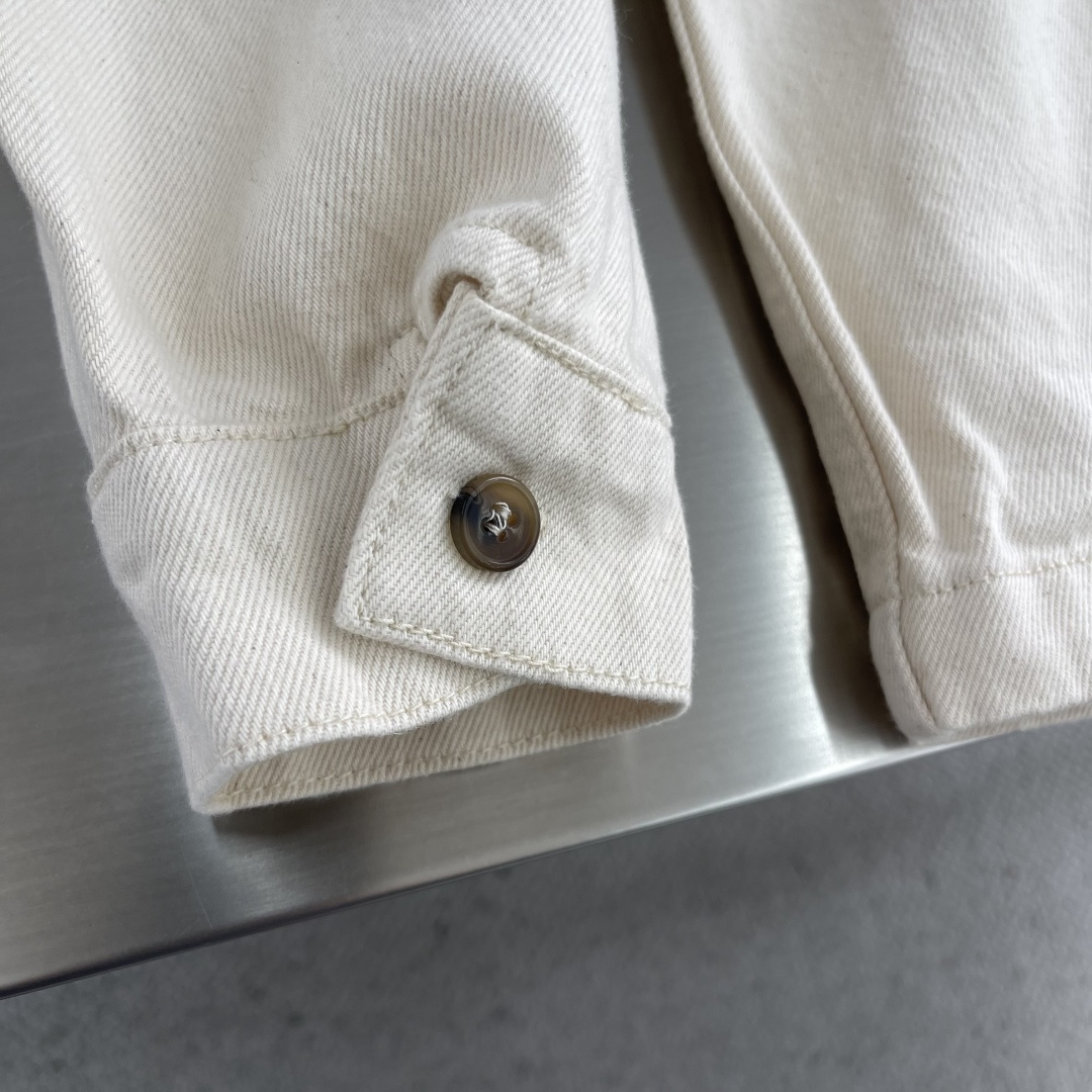 

-Prad   三角标拉链夹克
定制原生态原牛仔坯布 选用上乘底布  面料故意呈现大小不一 分布不均