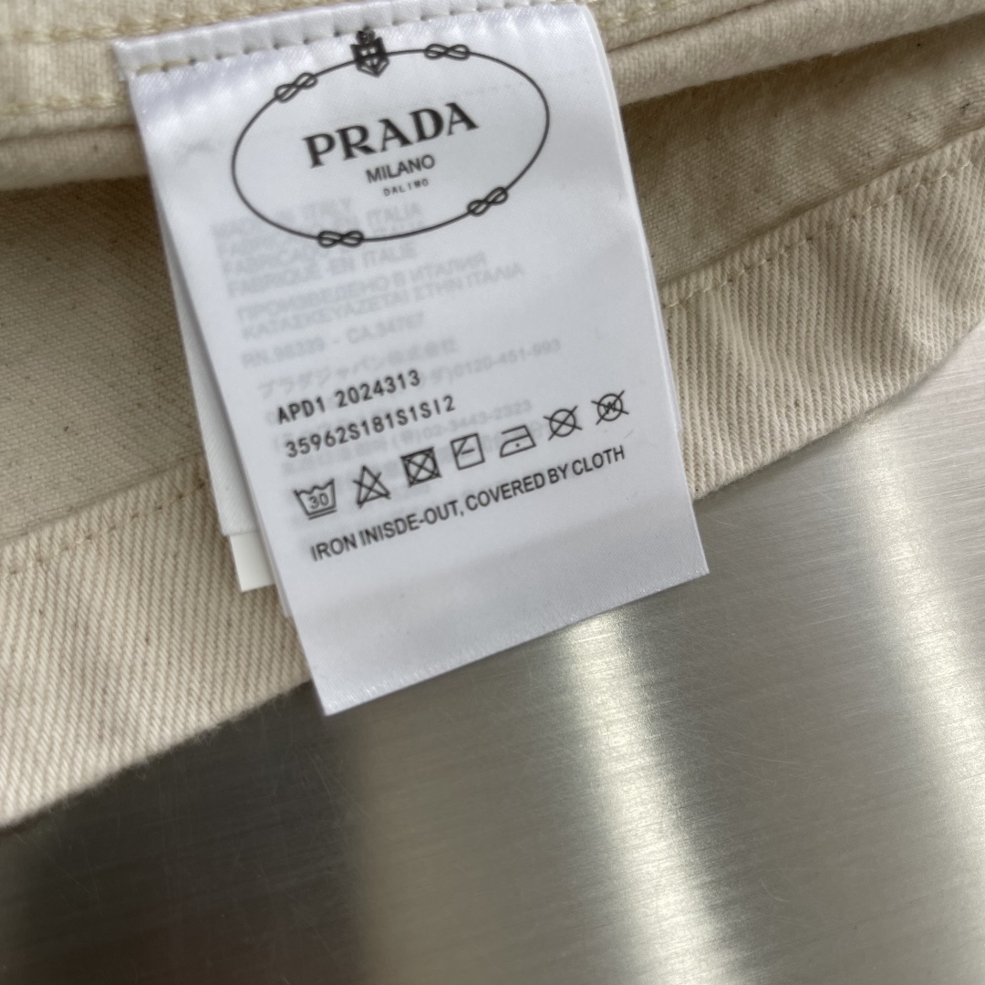 

-Prad   三角标拉链夹克
定制原生态原牛仔坯布 选用上乘底布  面料故意呈现大小不一 分布不均