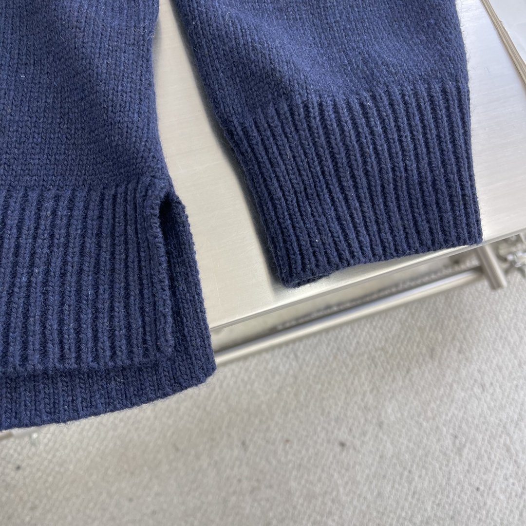 

-LOEW   潜艇刺绣半拉链针织衫
采用50%羊绒 50%棉。50羊绒面料有效体现出保暖效果，同时