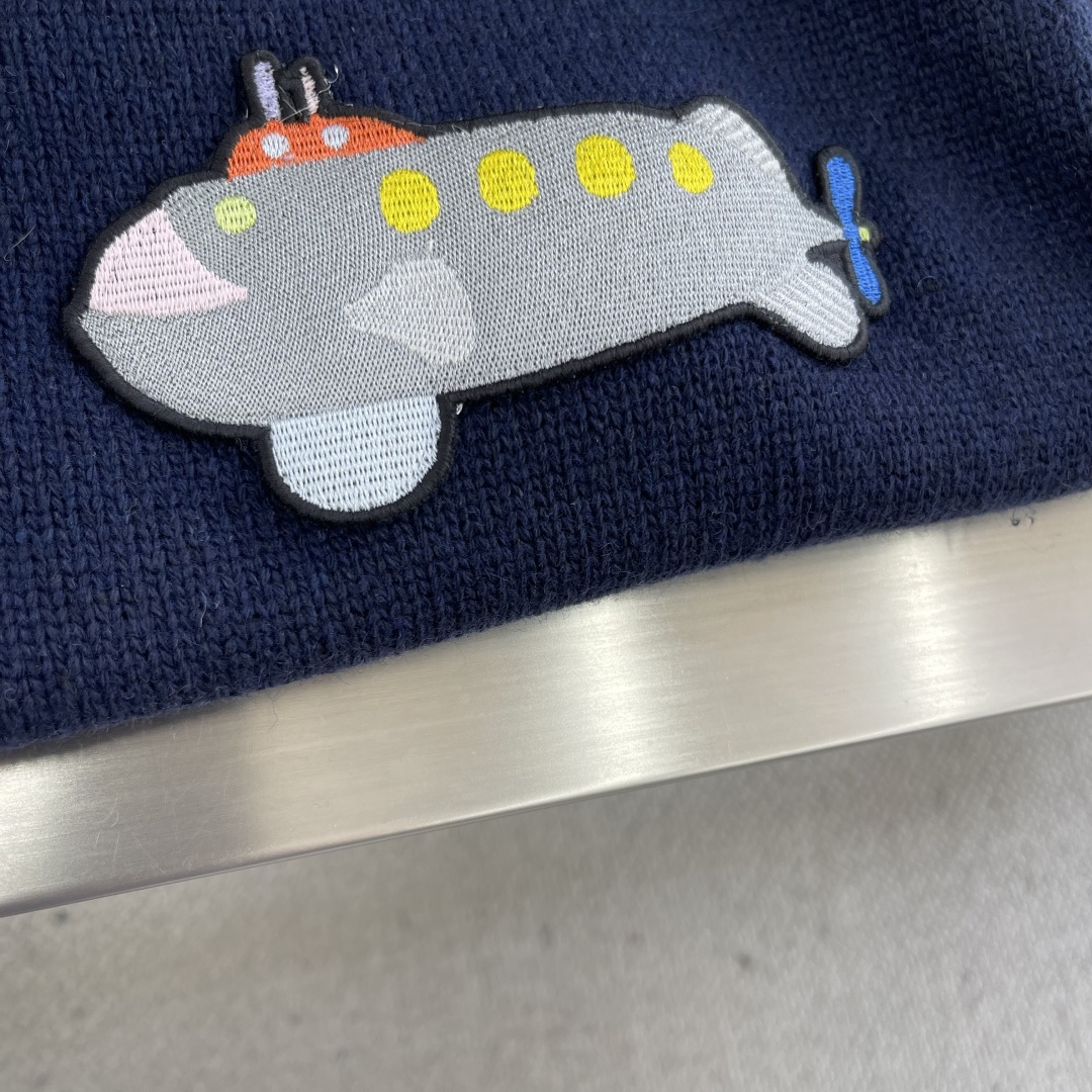 

-LOEW   潜艇刺绣半拉链针织衫
采用50%羊绒 50%棉。50羊绒面料有效体现出保暖效果，同时