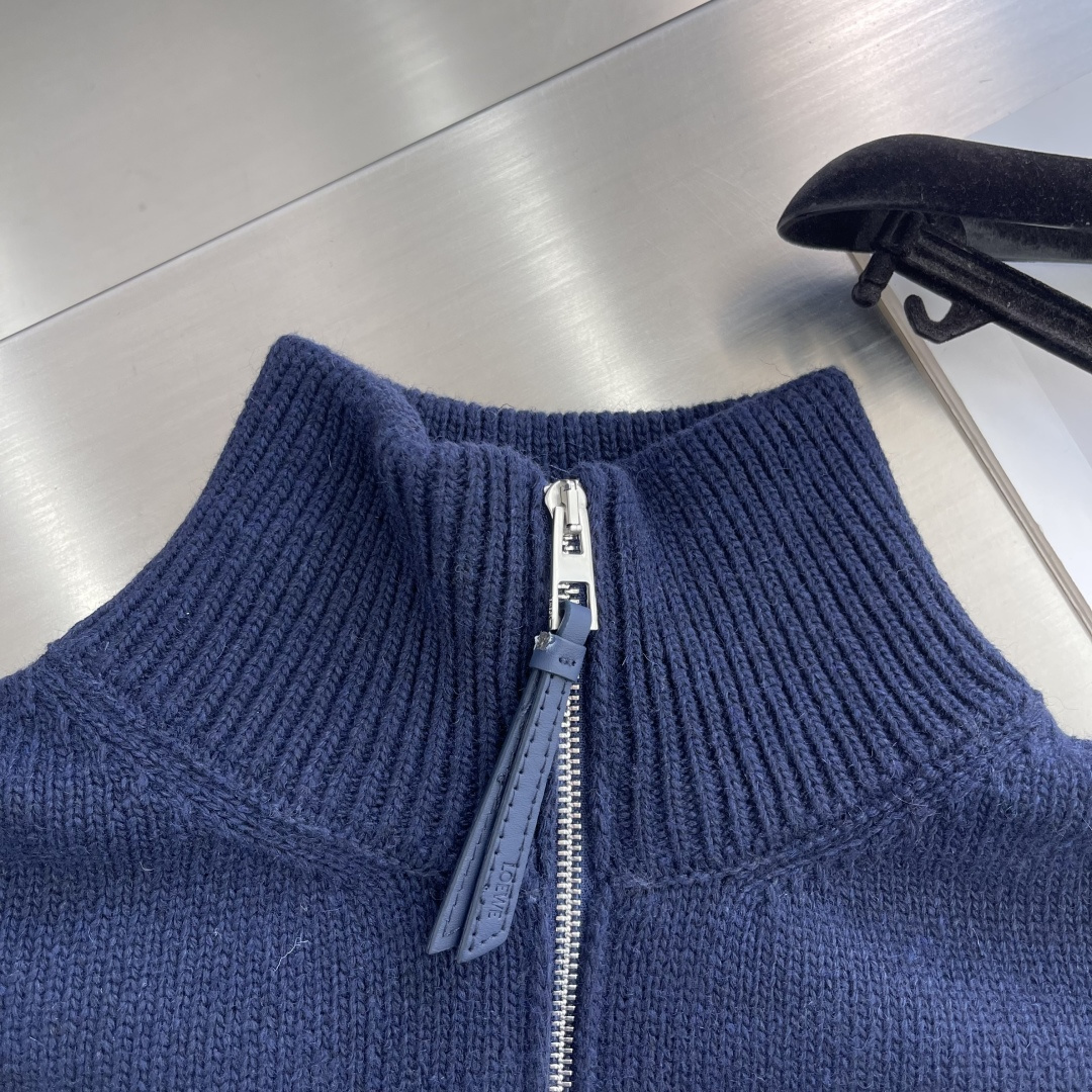 

-LOEW   潜艇刺绣半拉链针织衫
采用50%羊绒 50%棉。50羊绒面料有效体现出保暖效果，同时