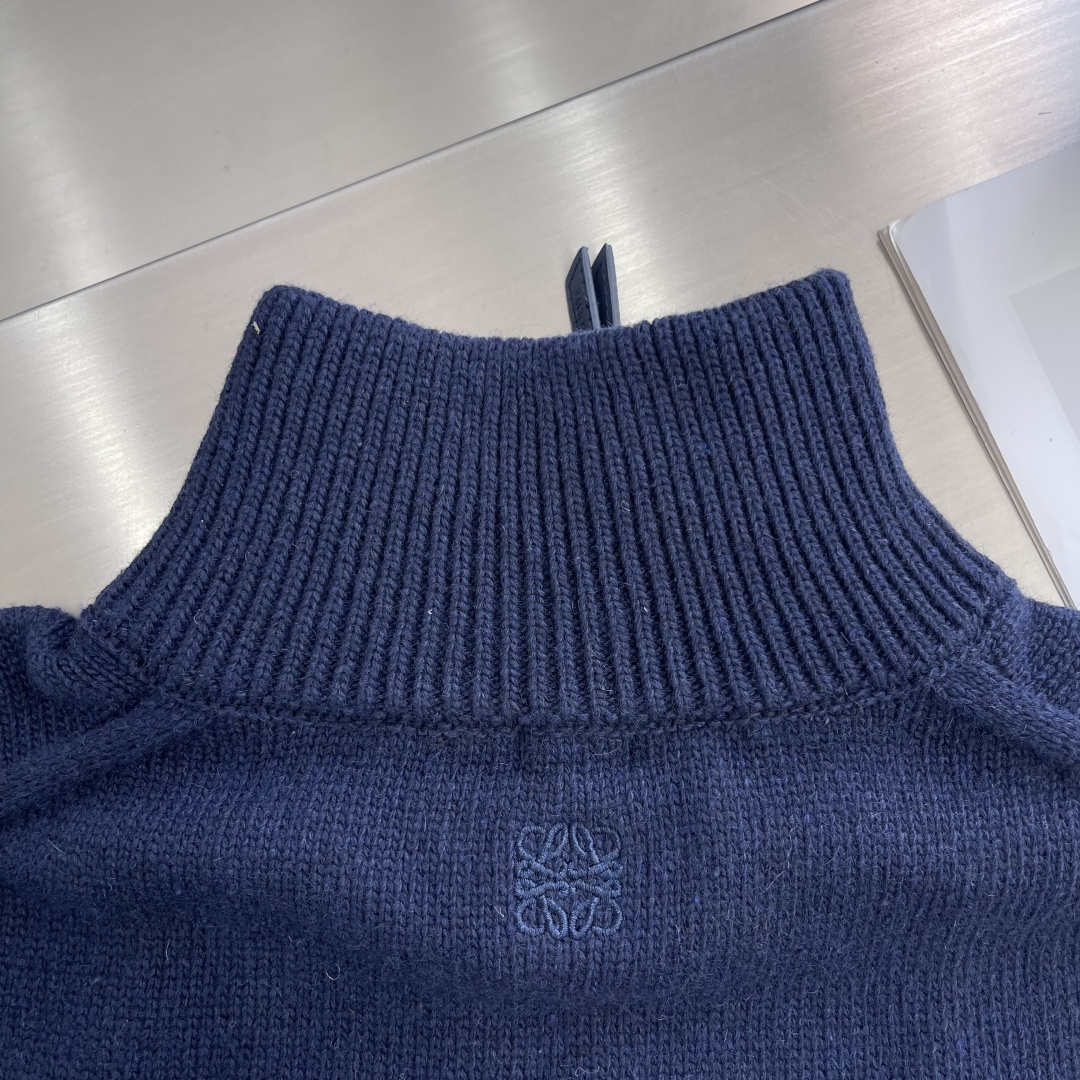 

-LOEW   潜艇刺绣半拉链针织衫
采用50%羊绒 50%棉。50羊绒面料有效体现出保暖效果，同时