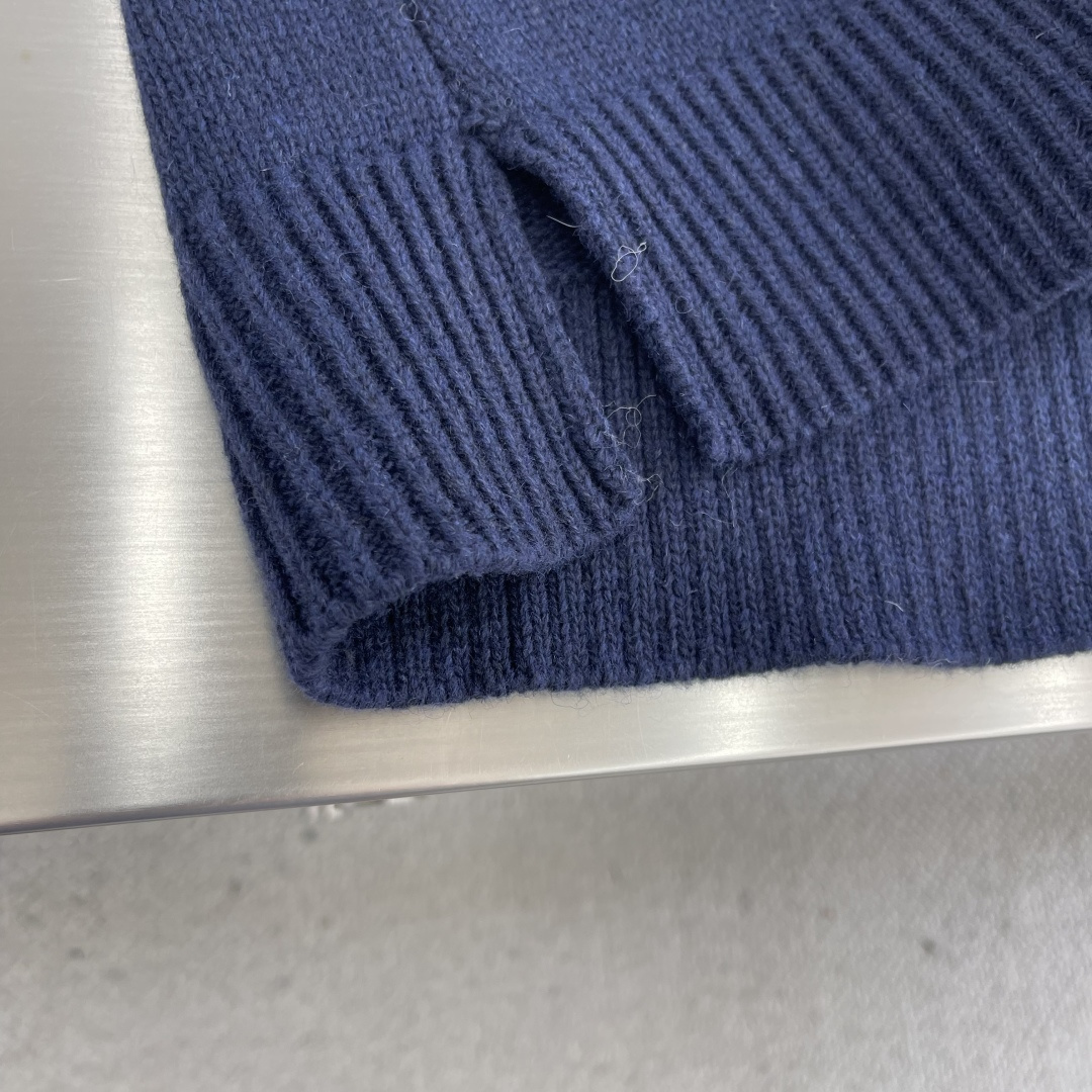 

-LOEW   潜艇刺绣半拉链针织衫
采用50%羊绒 50%棉。50羊绒面料有效体现出保暖效果，同时