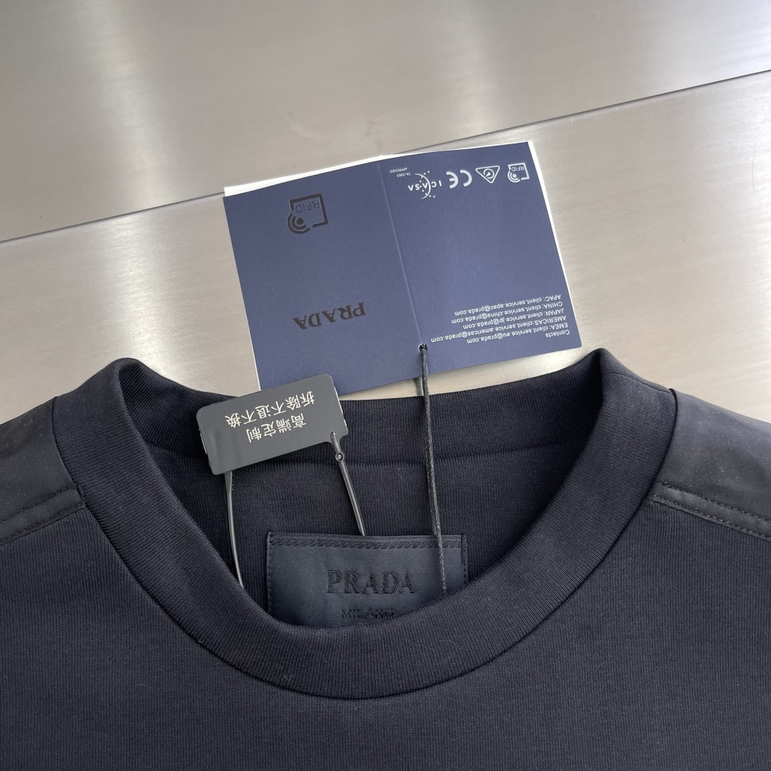 

-PRAD    过肩尼龙袖口袋卫衣
采用380克双面，该款面料为高密度定织款，面料上身立体有版型。