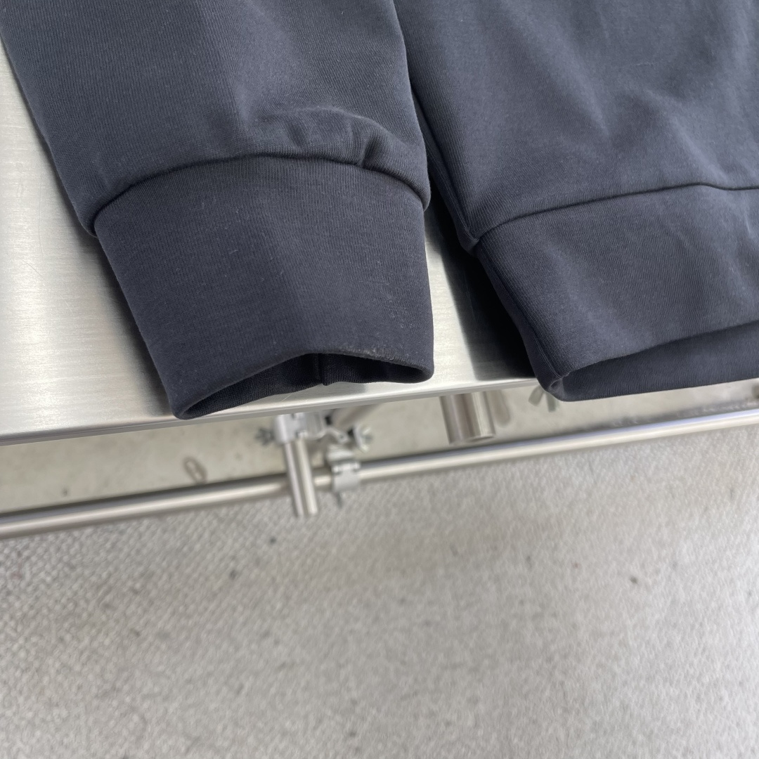 

-PRAD    过肩尼龙袖口袋卫衣
采用380克双面，该款面料为高密度定织款，面料上身立体有版型。