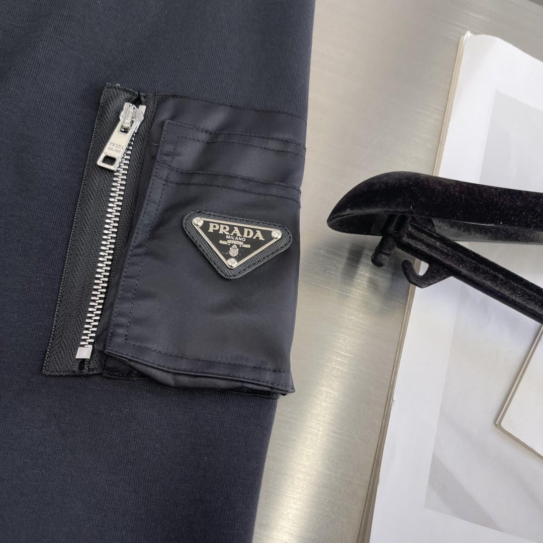 

-PRAD    过肩尼龙袖口袋卫衣
采用380克双面，该款面料为高密度定织款，面料上身立体有版型。