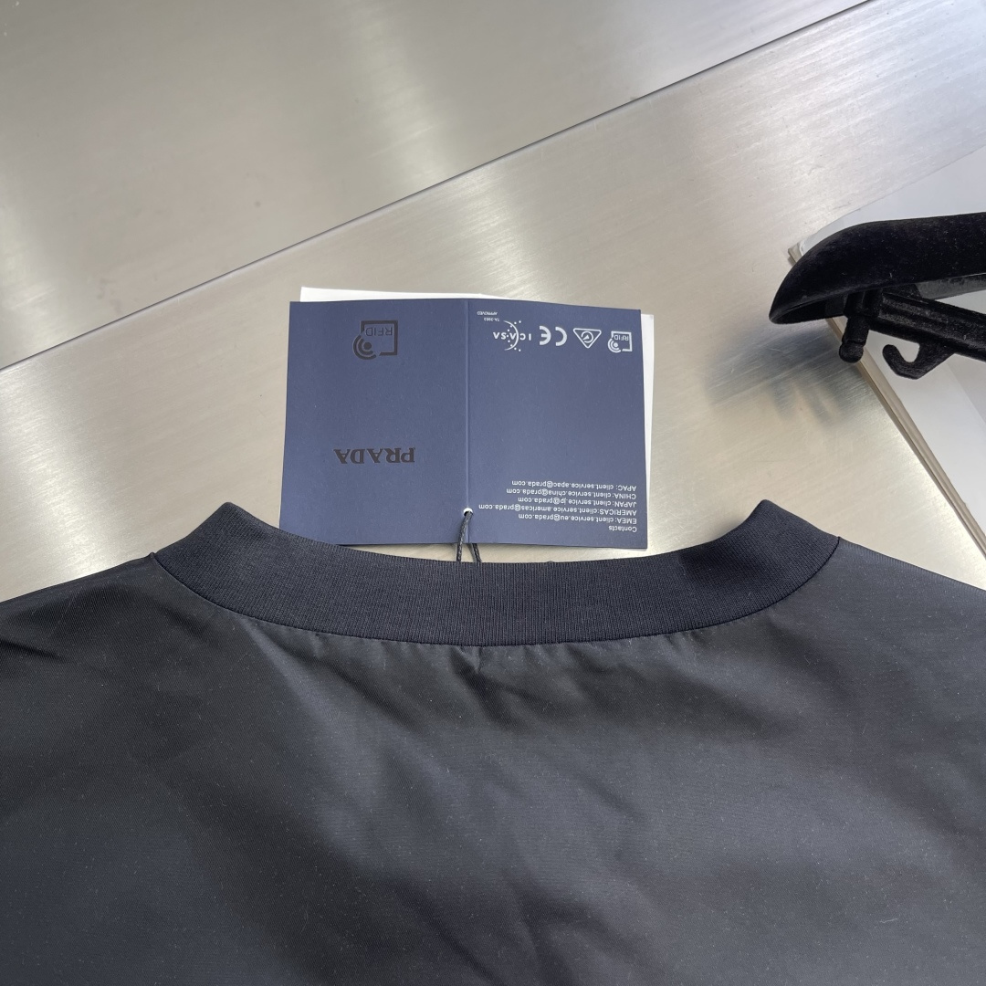 

-PRAD    过肩尼龙袖口袋卫衣
采用380克双面，该款面料为高密度定织款，面料上身立体有版型。