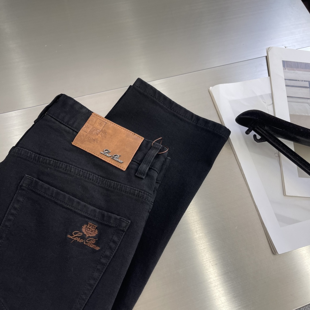 

-Loro Piana    2025早秋新款牛仔裤，定制原版水洗牛仔面料，透气性舒适性及高，独特设