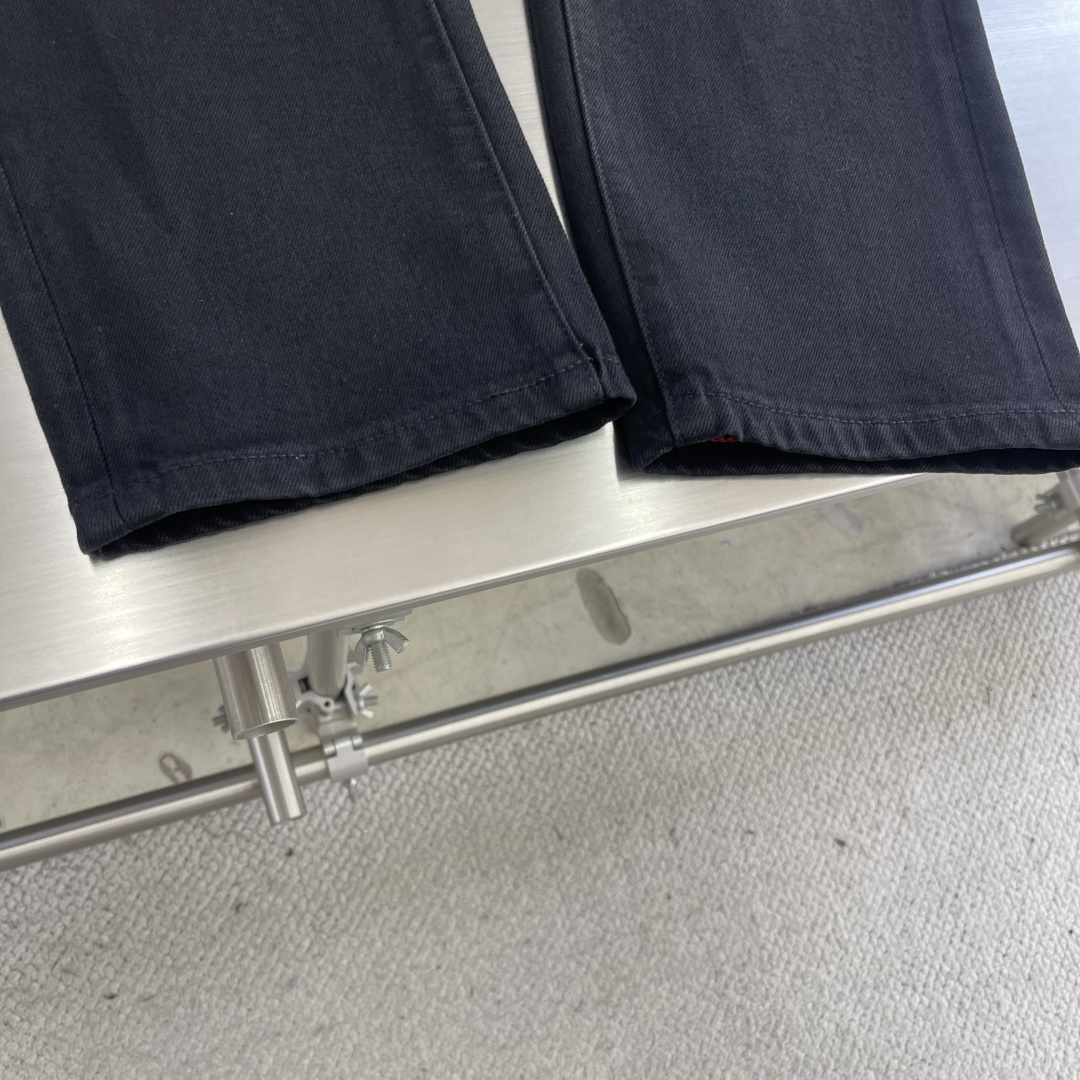 

-Loro Piana    2025早秋新款牛仔裤，定制原版水洗牛仔面料，透气性舒适性及高，独特设