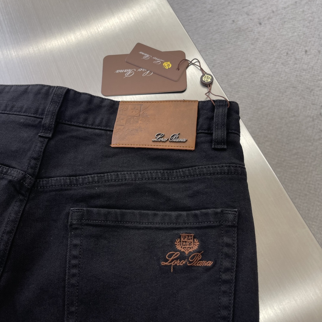 

-Loro Piana    2025早秋新款牛仔裤，定制原版水洗牛仔面料，透气性舒适性及高，独特设