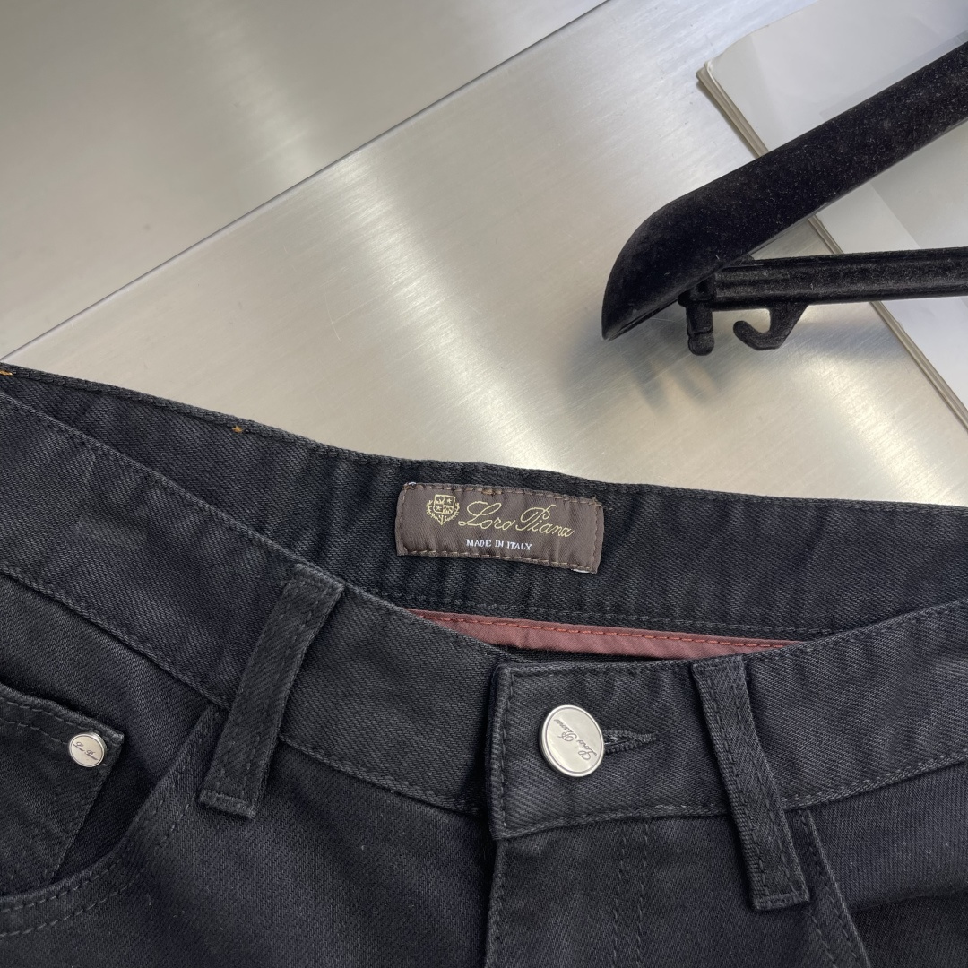 

-Loro Piana    2025早秋新款牛仔裤，定制原版水洗牛仔面料，透气性舒适性及高，独特设
