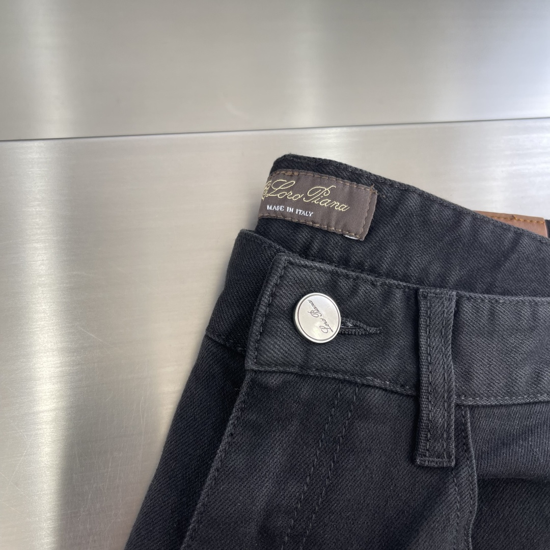 

-Loro Piana    2025早秋新款牛仔裤，定制原版水洗牛仔面料，透气性舒适性及高，独特设