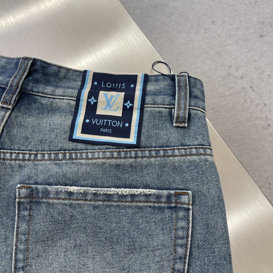 

-驴牌    2025早秋新款牛仔裤，定制原版水洗牛仔面料，透气性舒适性及高，独特设计，顶级印花工艺