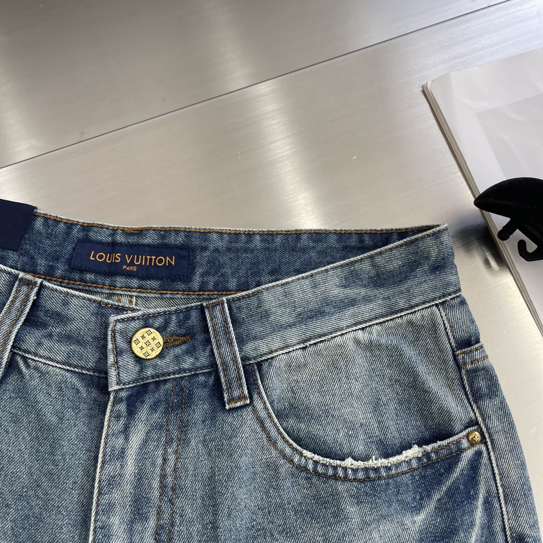 

-驴牌    2025早秋新款牛仔裤，定制原版水洗牛仔面料，透气性舒适性及高，独特设计，顶级印花工艺