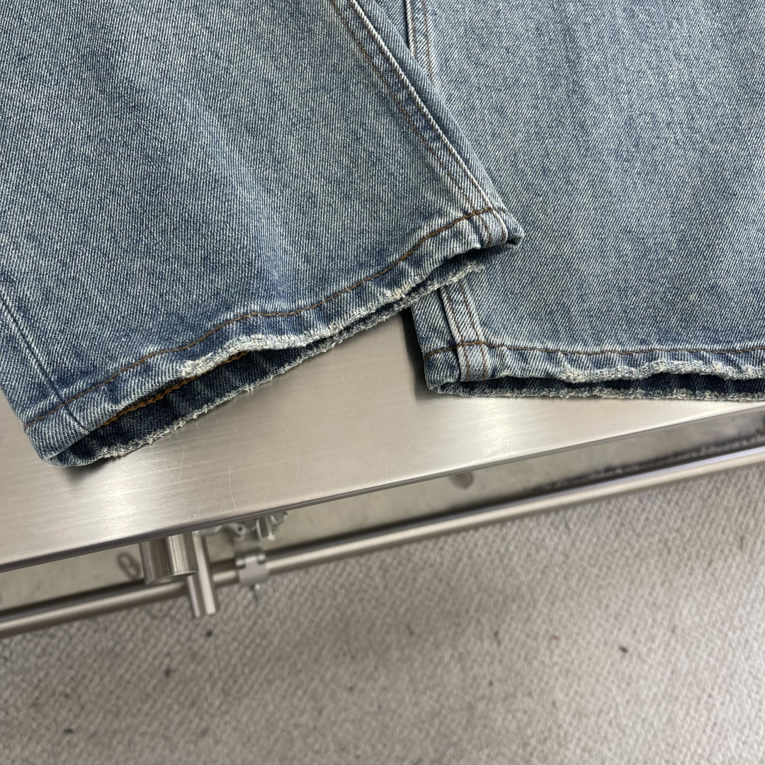 

-驴牌    2025早秋新款牛仔裤，定制原版水洗牛仔面料，透气性舒适性及高，独特设计，顶级印花工艺