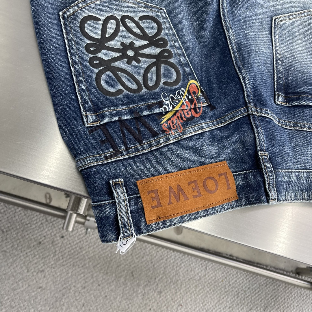 

-LOEW    2025早秋新款牛仔裤，定制原版水洗牛仔面料，透气性舒适性及高，独特设计，顶级印花