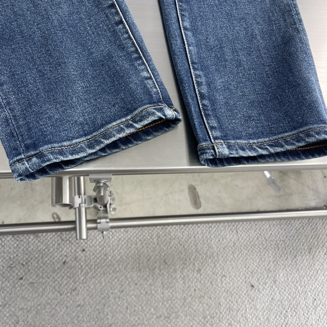 

-LOEW    2025早秋新款牛仔裤，定制原版水洗牛仔面料，透气性舒适性及高，独特设计，顶级印花