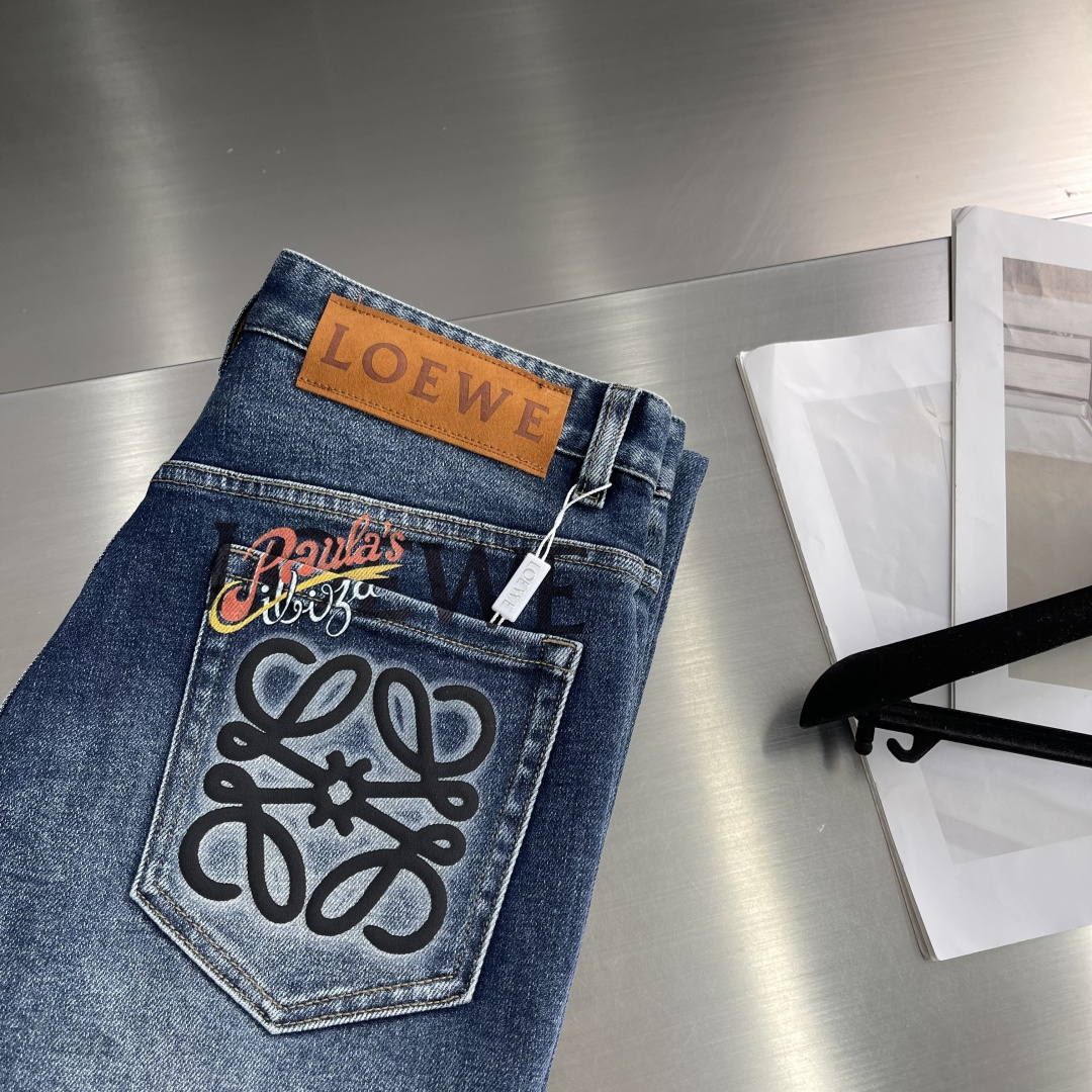 

-LOEW    2025早秋新款牛仔裤，定制原版水洗牛仔面料，透气性舒适性及高，独特设计，顶级印花