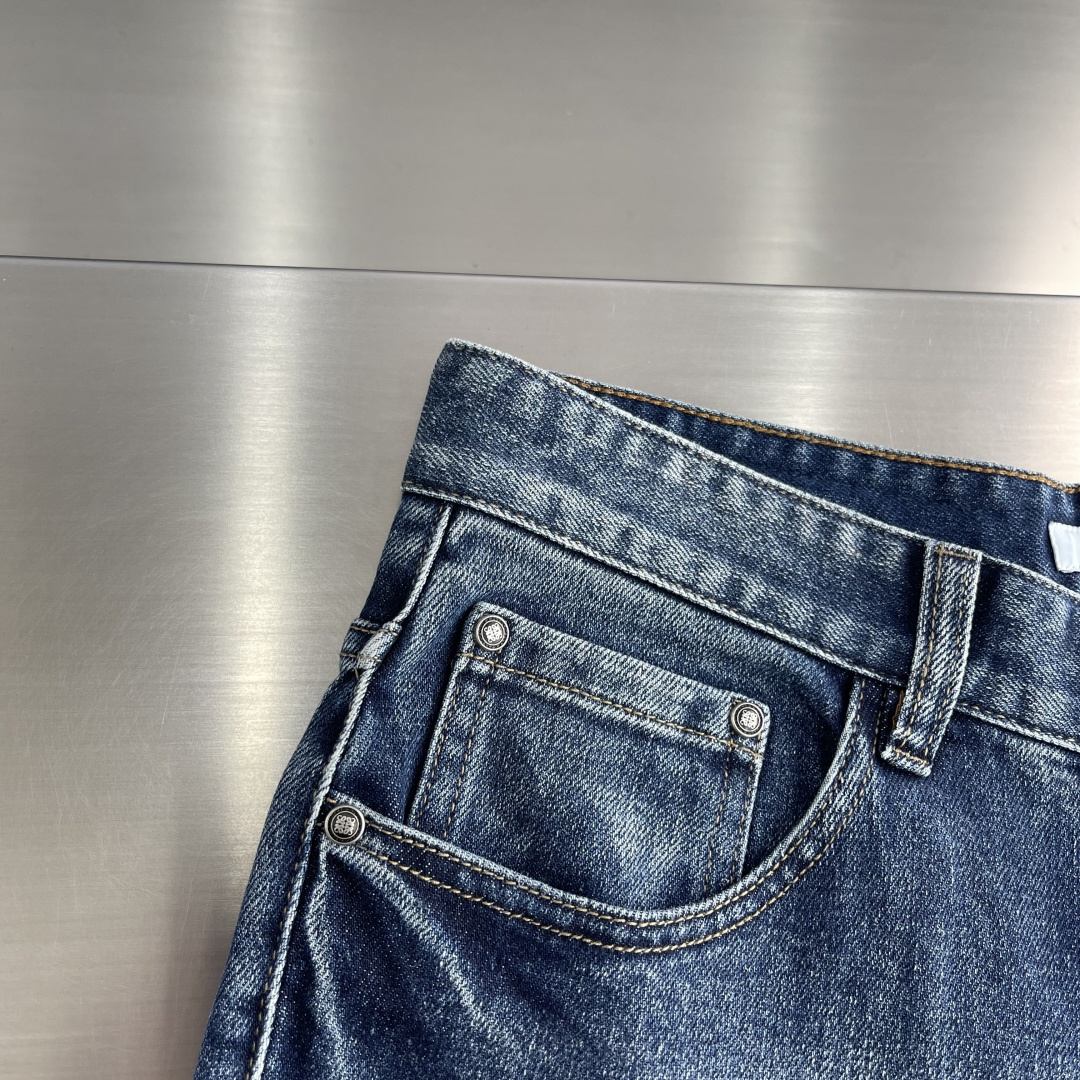 

-LOEW    2025早秋新款牛仔裤，定制原版水洗牛仔面料，透气性舒适性及高，独特设计，顶级印花