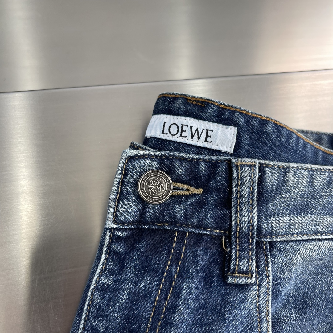 

-LOEW    2025早秋新款牛仔裤，定制原版水洗牛仔面料，透气性舒适性及高，独特设计，顶级印花