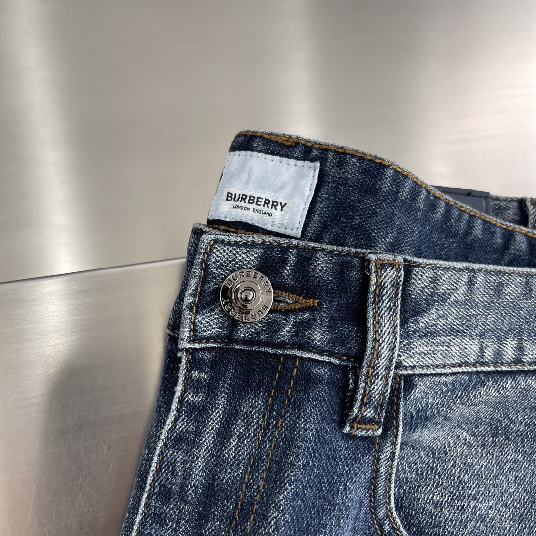 

-BBR    2025早秋新款牛仔裤，定制原版水洗牛仔面料，透气性舒适性及高，独特设计，顶级印花工