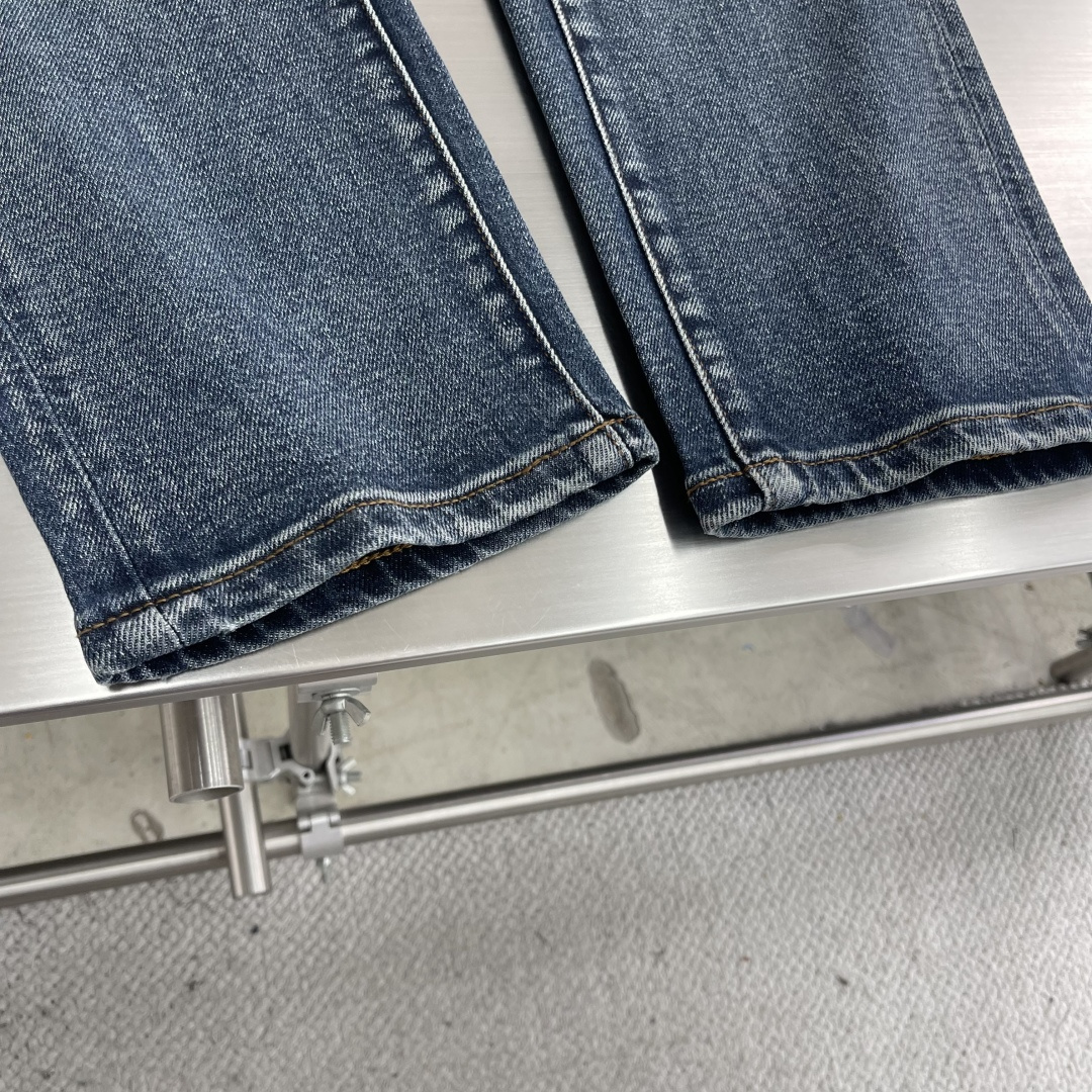 

-BBR    2025早秋新款牛仔裤，定制原版水洗牛仔面料，透气性舒适性及高，独特设计，顶级印花工