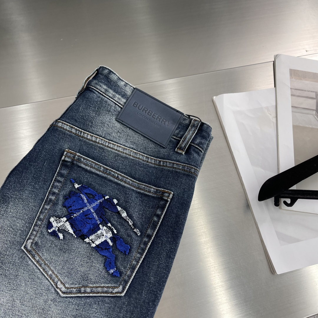 

-BBR    2025早秋新款牛仔裤，定制原版水洗牛仔面料，透气性舒适性及高，独特设计，顶级印花工