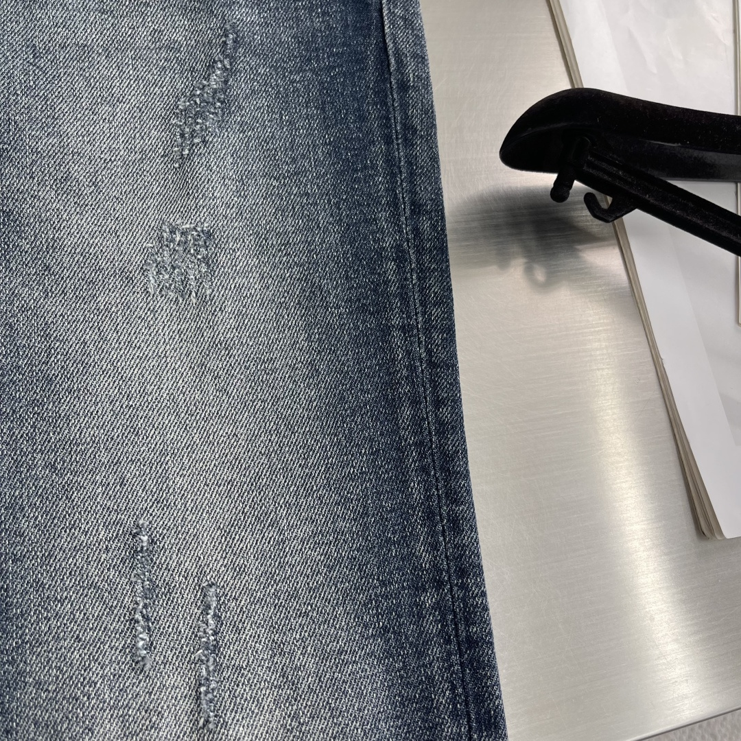 

-BBR    2025早秋新款牛仔裤，定制原版水洗牛仔面料，透气性舒适性及高，独特设计，顶级印花工