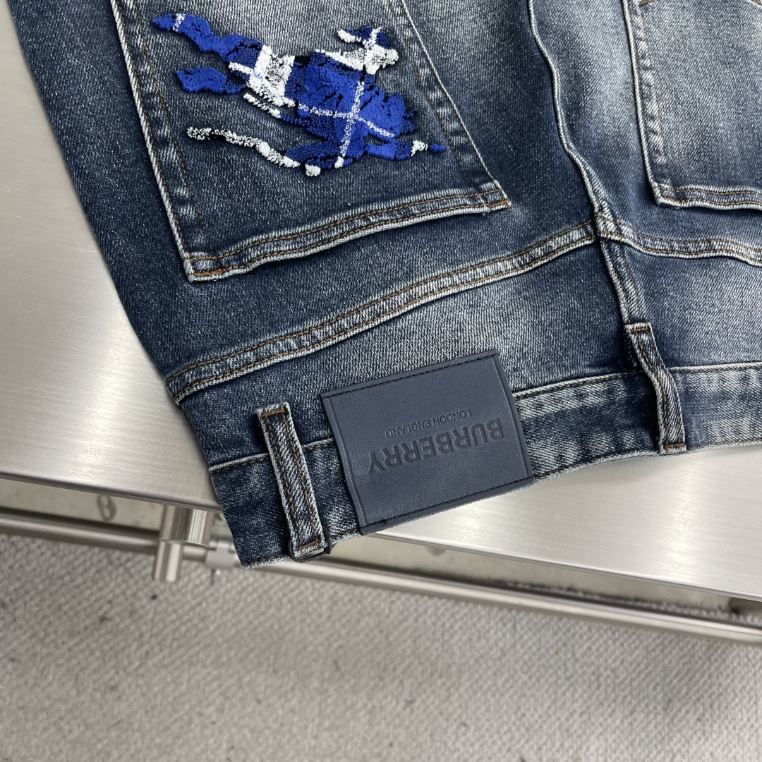 

-BBR    2025早秋新款牛仔裤，定制原版水洗牛仔面料，透气性舒适性及高，独特设计，顶级印花工