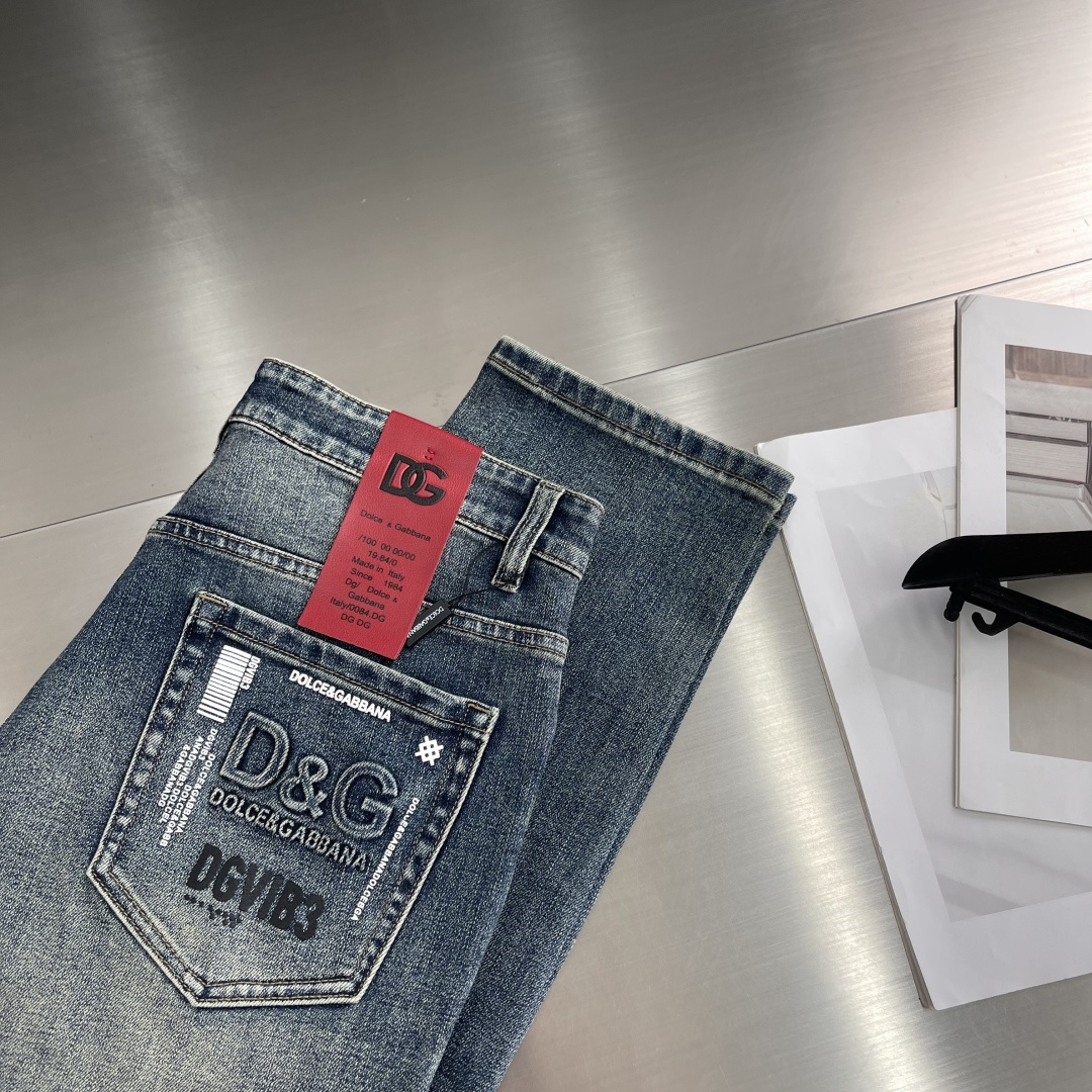 

-DG    2025早秋新款牛仔裤，定制原版水洗牛仔面料，透气性舒适性及高，独特设计，顶级印花工艺