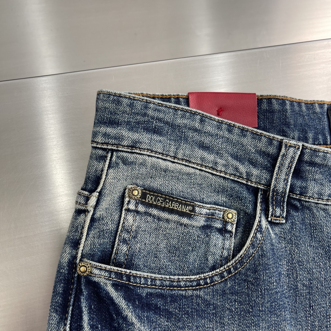 

-DG    2025早秋新款牛仔裤，定制原版水洗牛仔面料，透气性舒适性及高，独特设计，顶级印花工艺