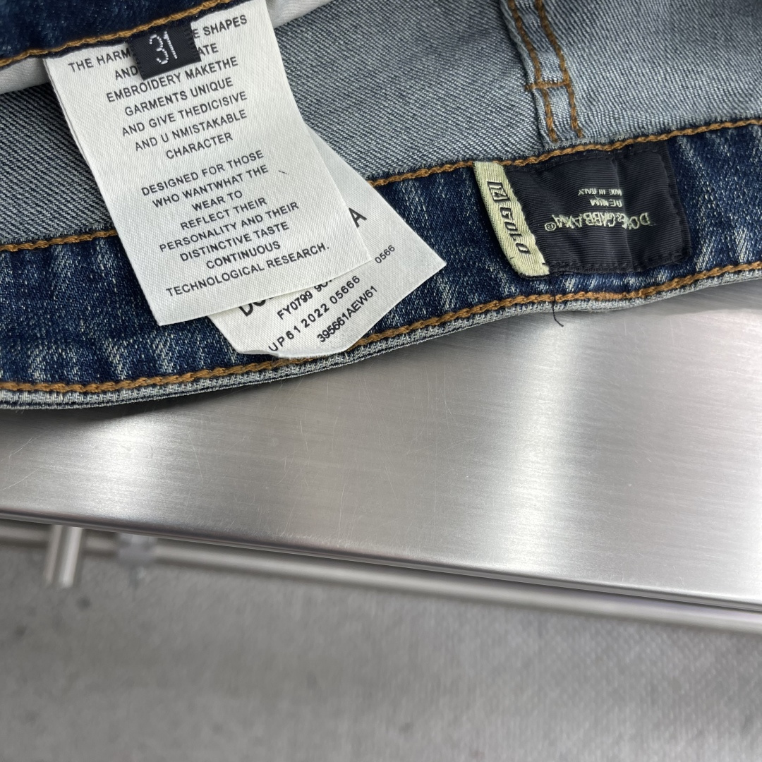 

-DG    2025早秋新款牛仔裤，定制原版水洗牛仔面料，透气性舒适性及高，独特设计，顶级印花工艺