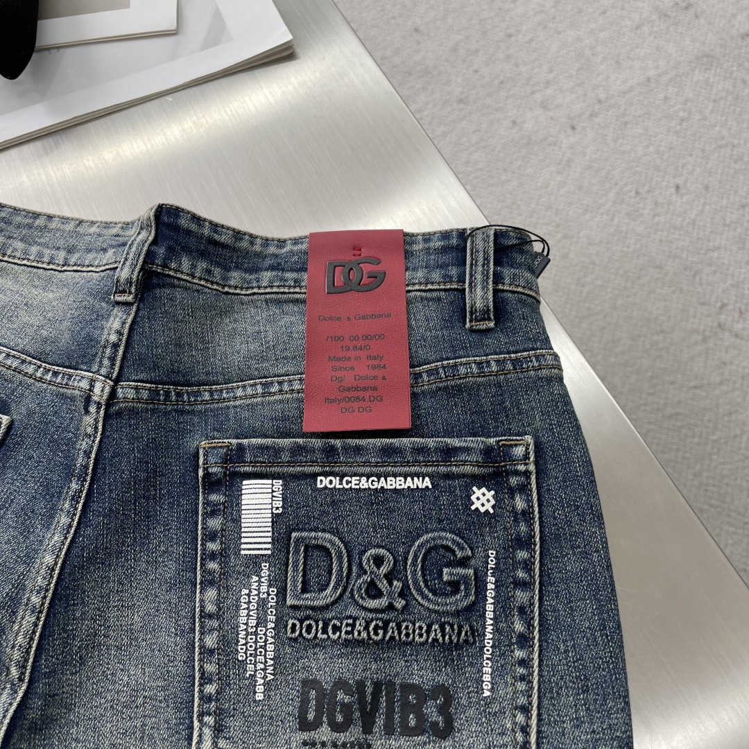 

-DG    2025早秋新款牛仔裤，定制原版水洗牛仔面料，透气性舒适性及高，独特设计，顶级印花工艺