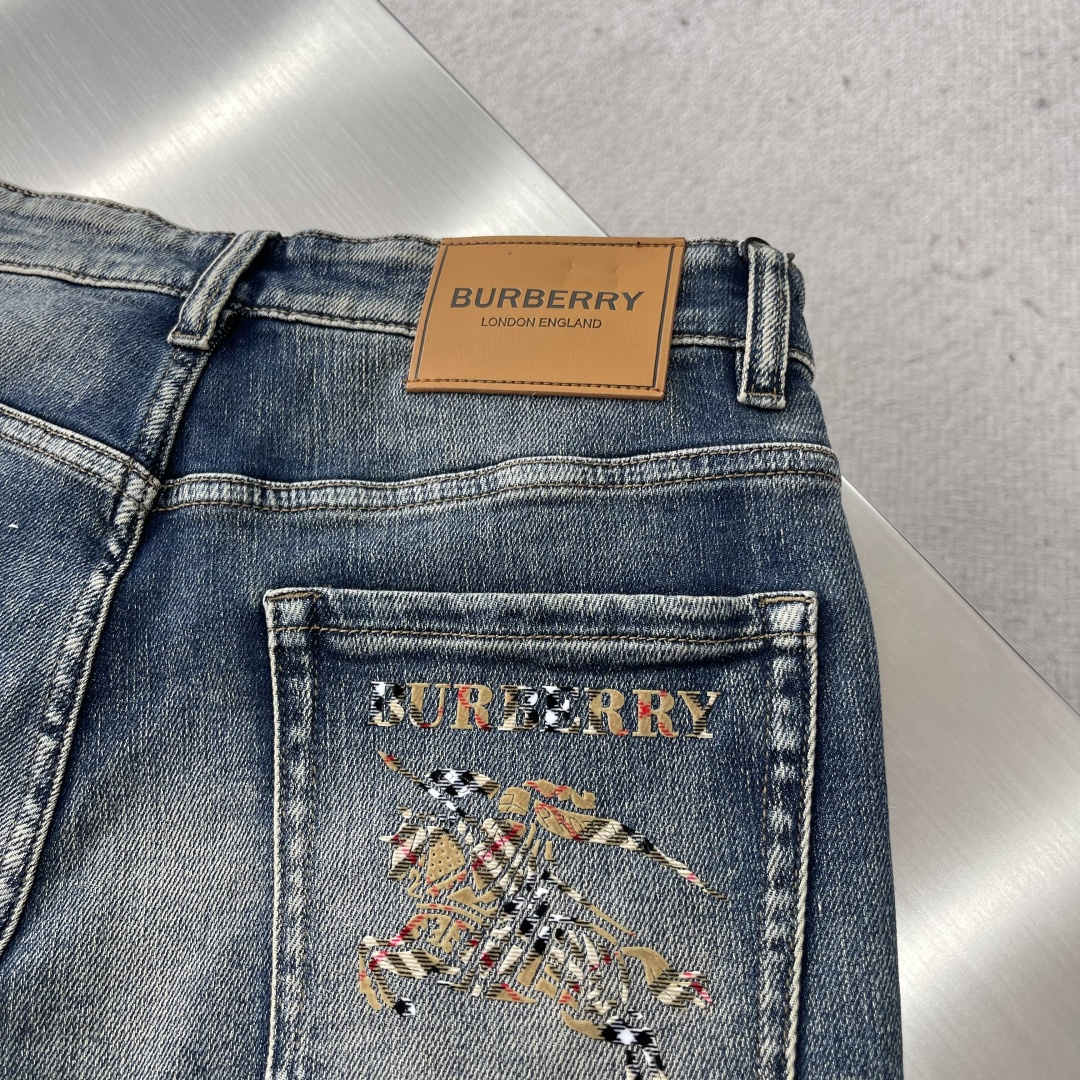 

-BBR    2025早秋新款牛仔裤，定制原版水洗牛仔面料，透气性舒适性及高，独特设计，顶级印花工