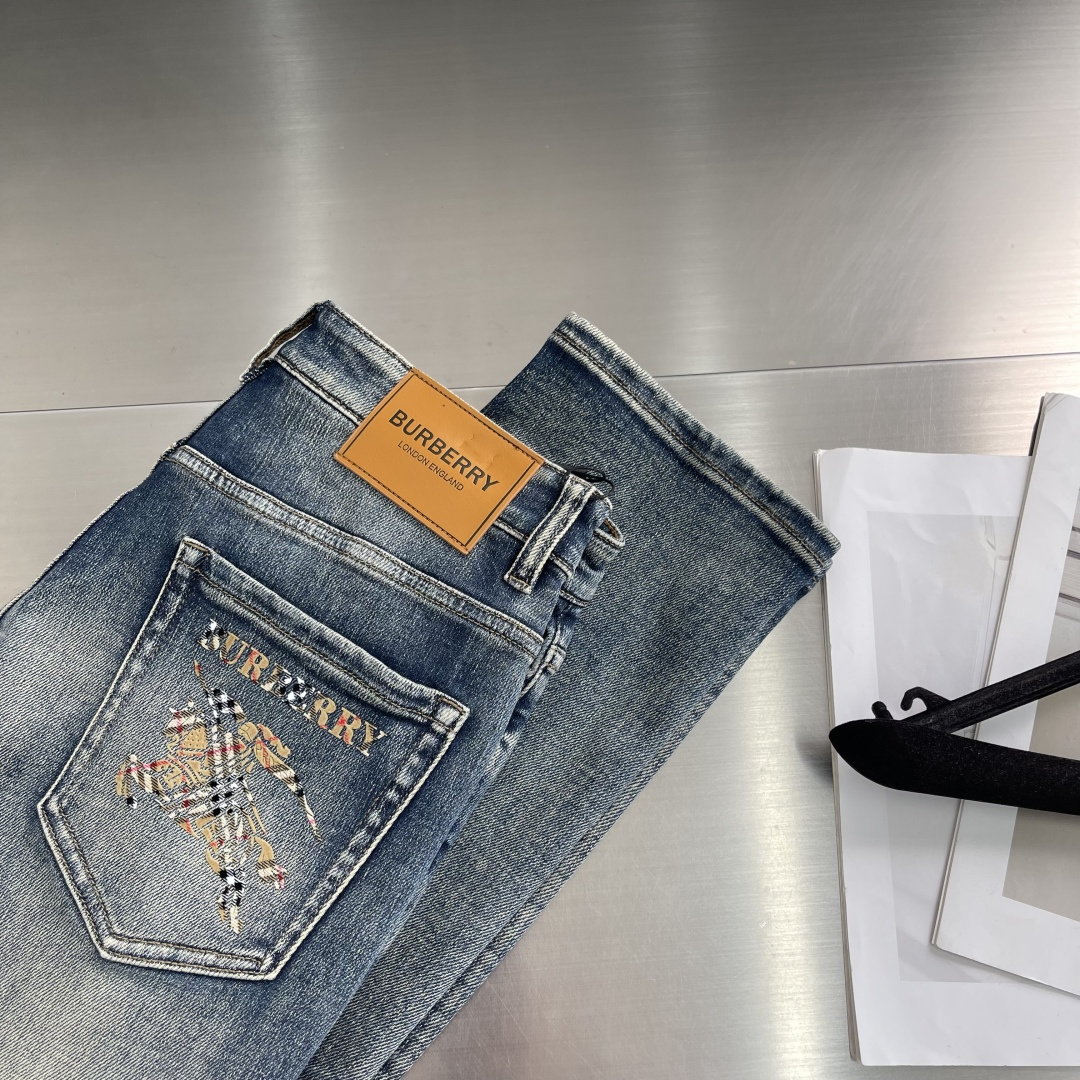 

-BBR    2025早秋新款牛仔裤，定制原版水洗牛仔面料，透气性舒适性及高，独特设计，顶级印花工