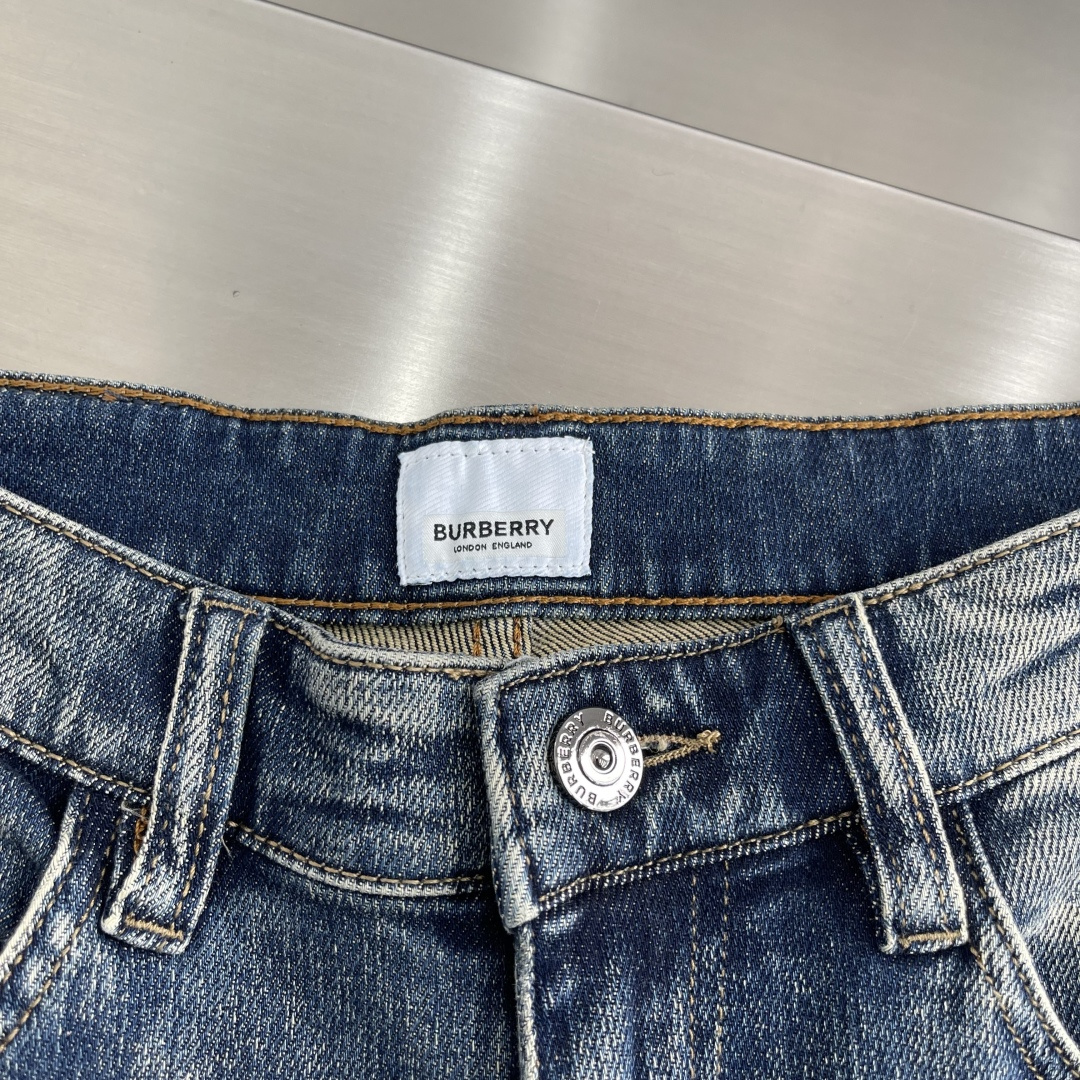 

-BBR    2025早秋新款牛仔裤，定制原版水洗牛仔面料，透气性舒适性及高，独特设计，顶级印花工