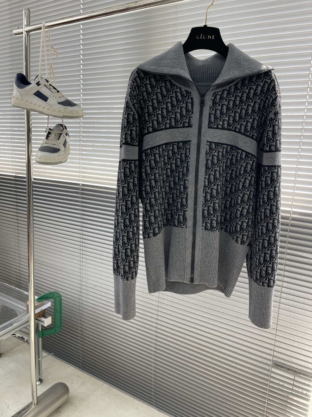 

-Dio      25ss新款开衫重新诠释了 Dio 的经典标识。采用山羊绒混纺针织面料精心制作，