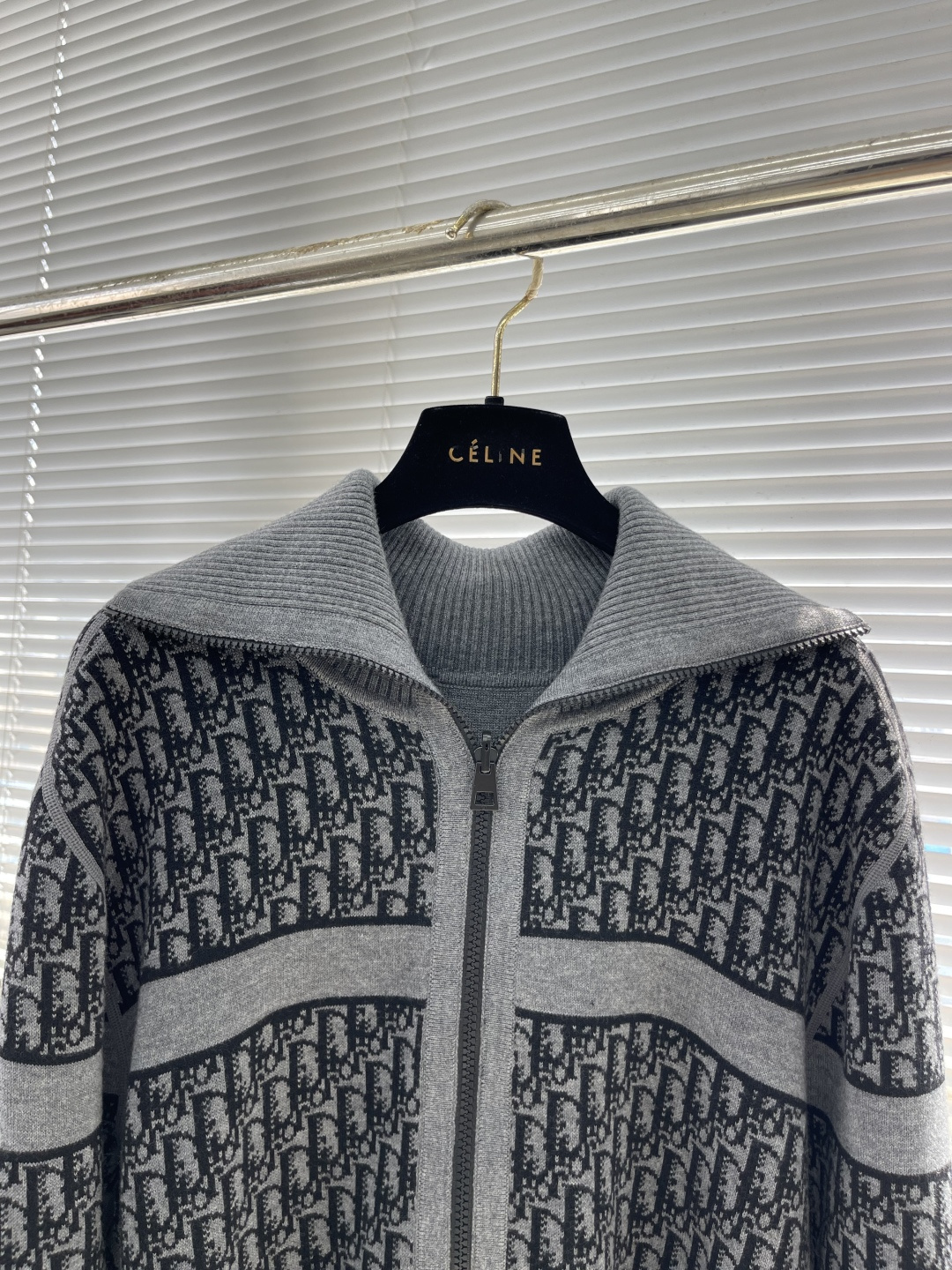 

-Dio      25ss新款开衫重新诠释了 Dio 的经典标识。采用山羊绒混纺针织面料精心制作，