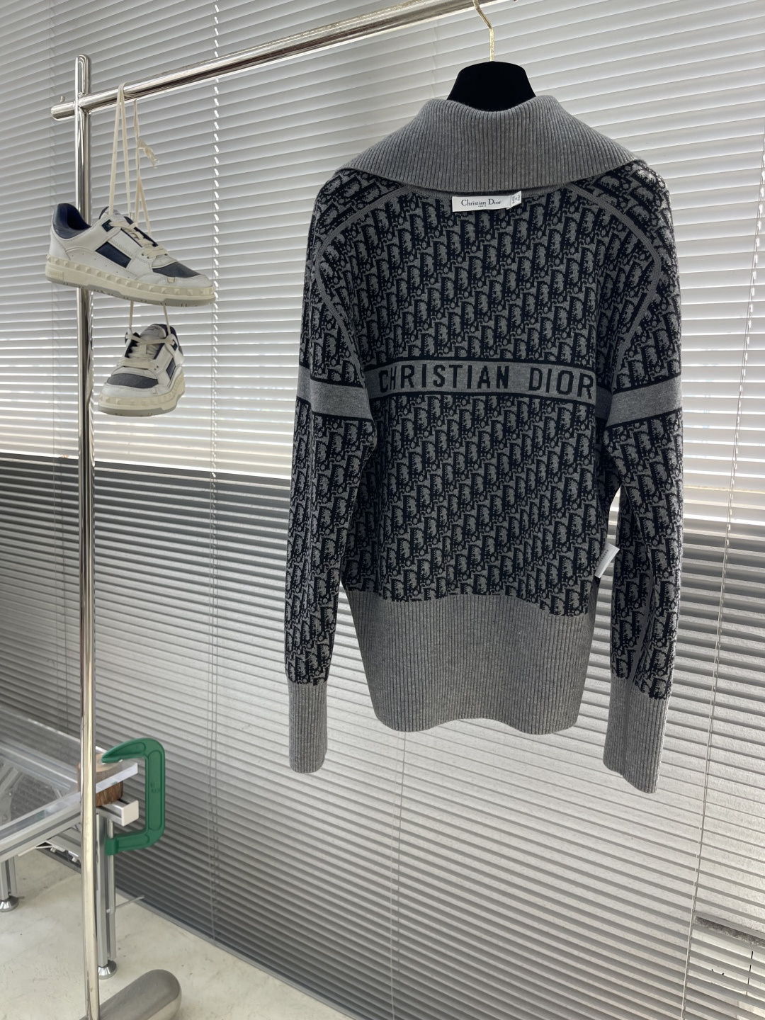 

-Dio      25ss新款开衫重新诠释了 Dio 的经典标识。采用山羊绒混纺针织面料精心制作，