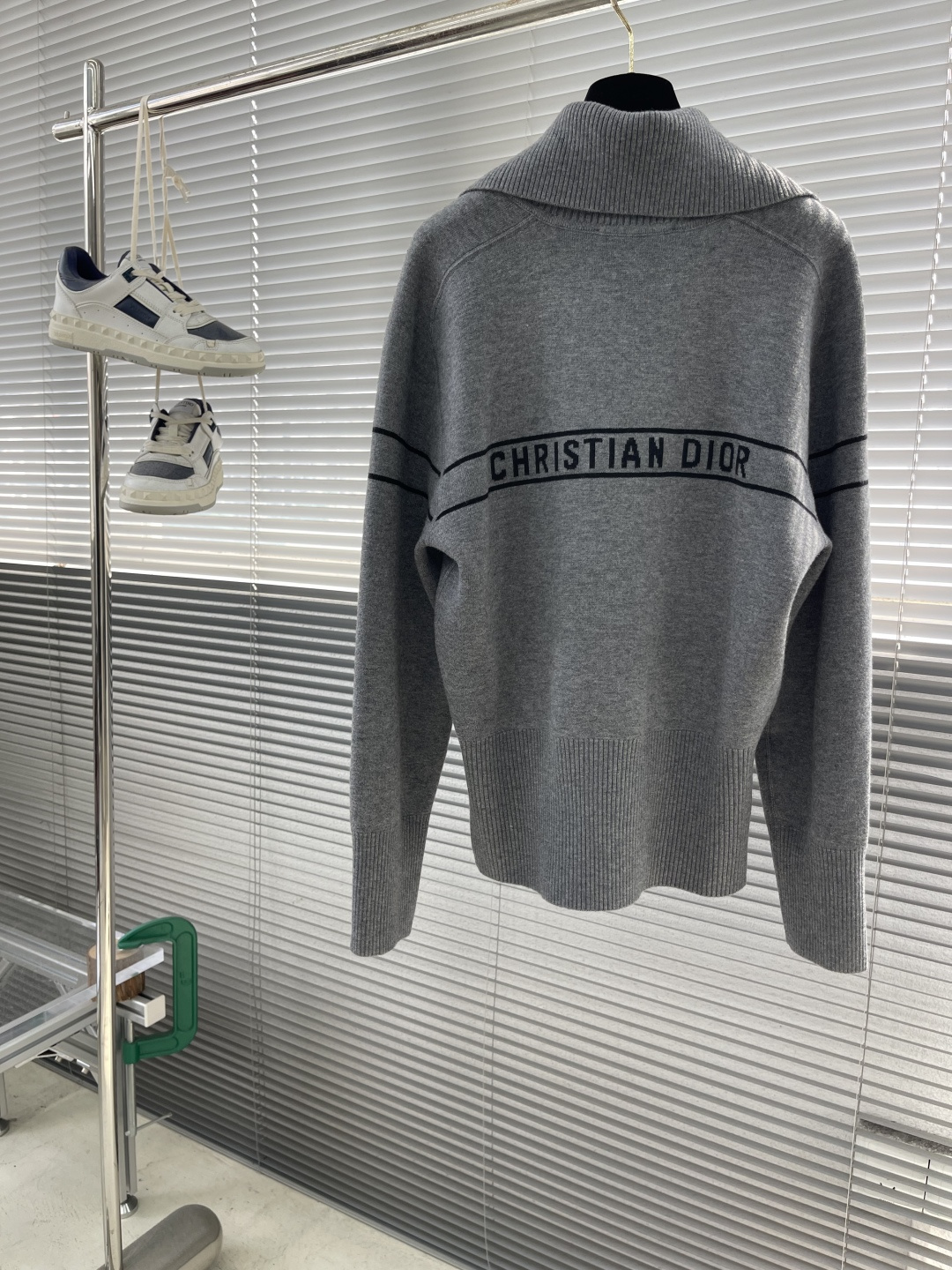 

-Dio      25ss新款开衫重新诠释了 Dio 的经典标识。采用山羊绒混纺针织面料精心制作，