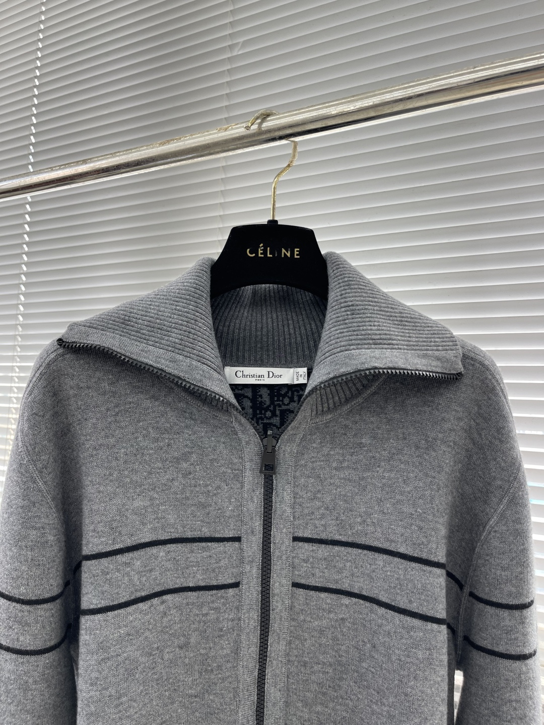 

-Dio      25ss新款开衫重新诠释了 Dio 的经典标识。采用山羊绒混纺针织面料精心制作，