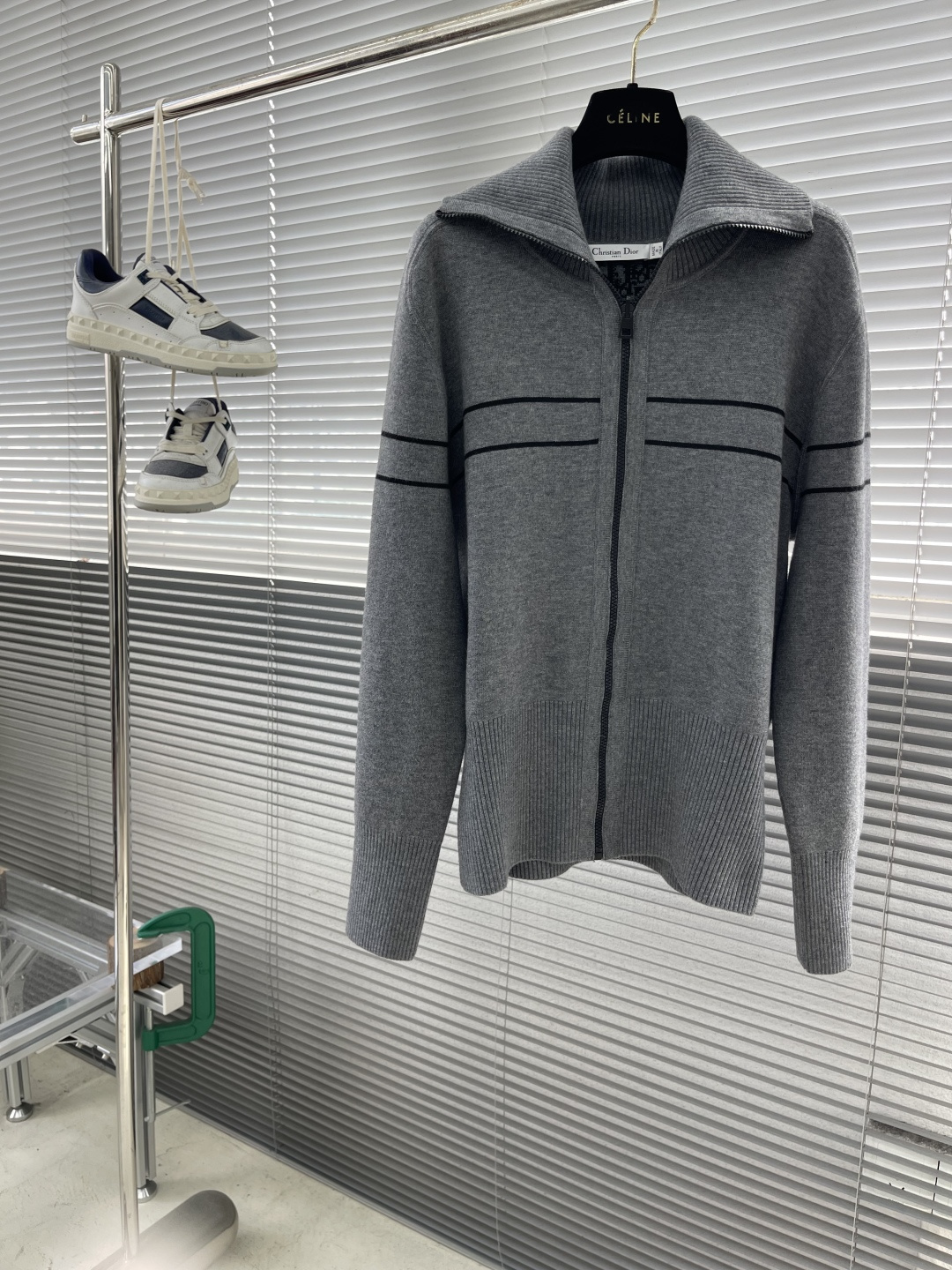 

-Dio      25ss新款开衫重新诠释了 Dio 的经典标识。采用山羊绒混纺针织面料精心制作，