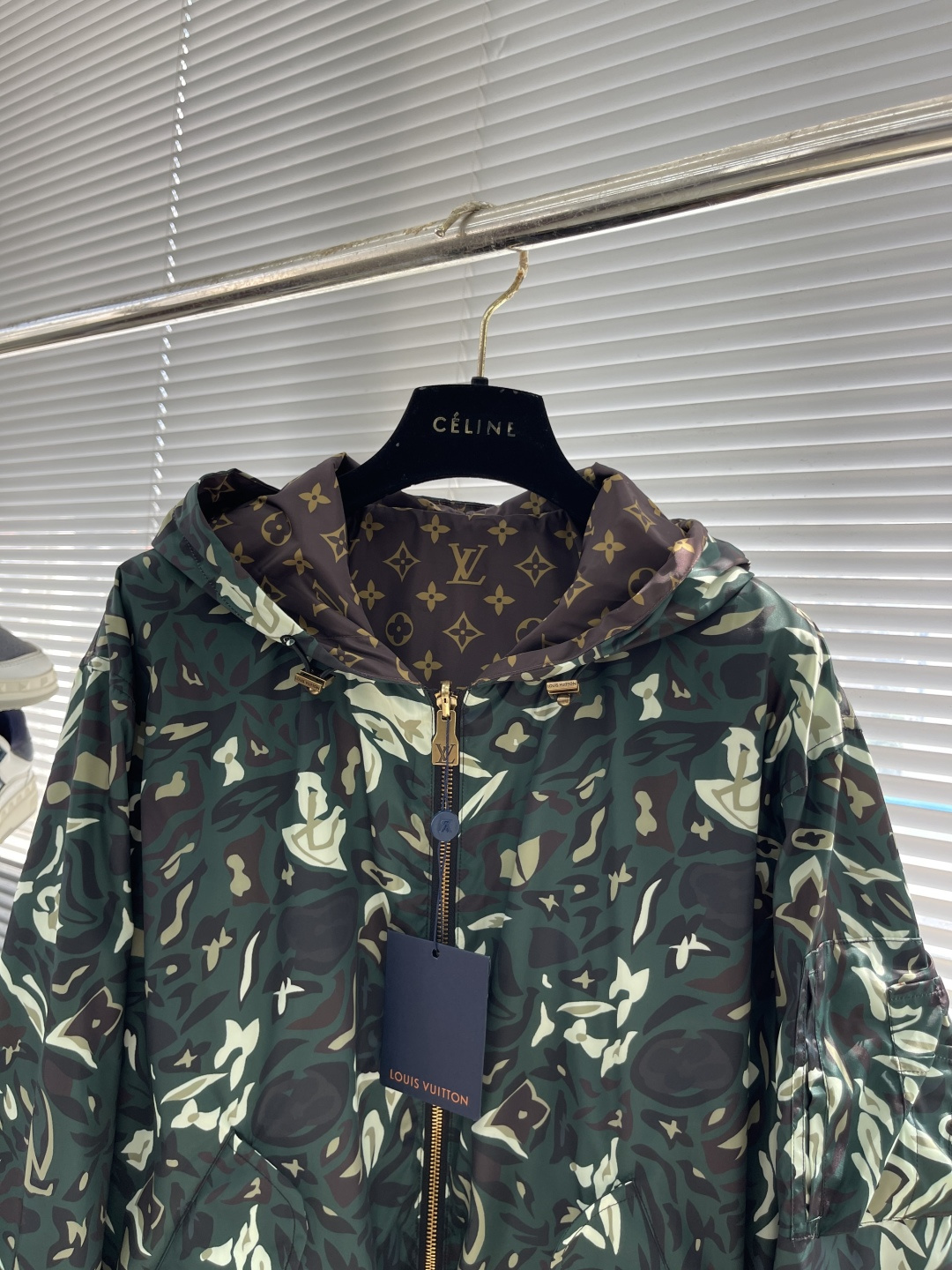 

-驴牌       25ss新款Nigo 联名款 双面连帽拉链夹克，男女同款，高版本！
码数：S.M