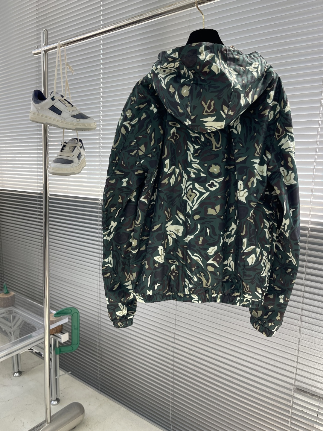 

-驴牌       25ss新款Nigo 联名款 双面连帽拉链夹克，男女同款，高版本！
码数：S.M