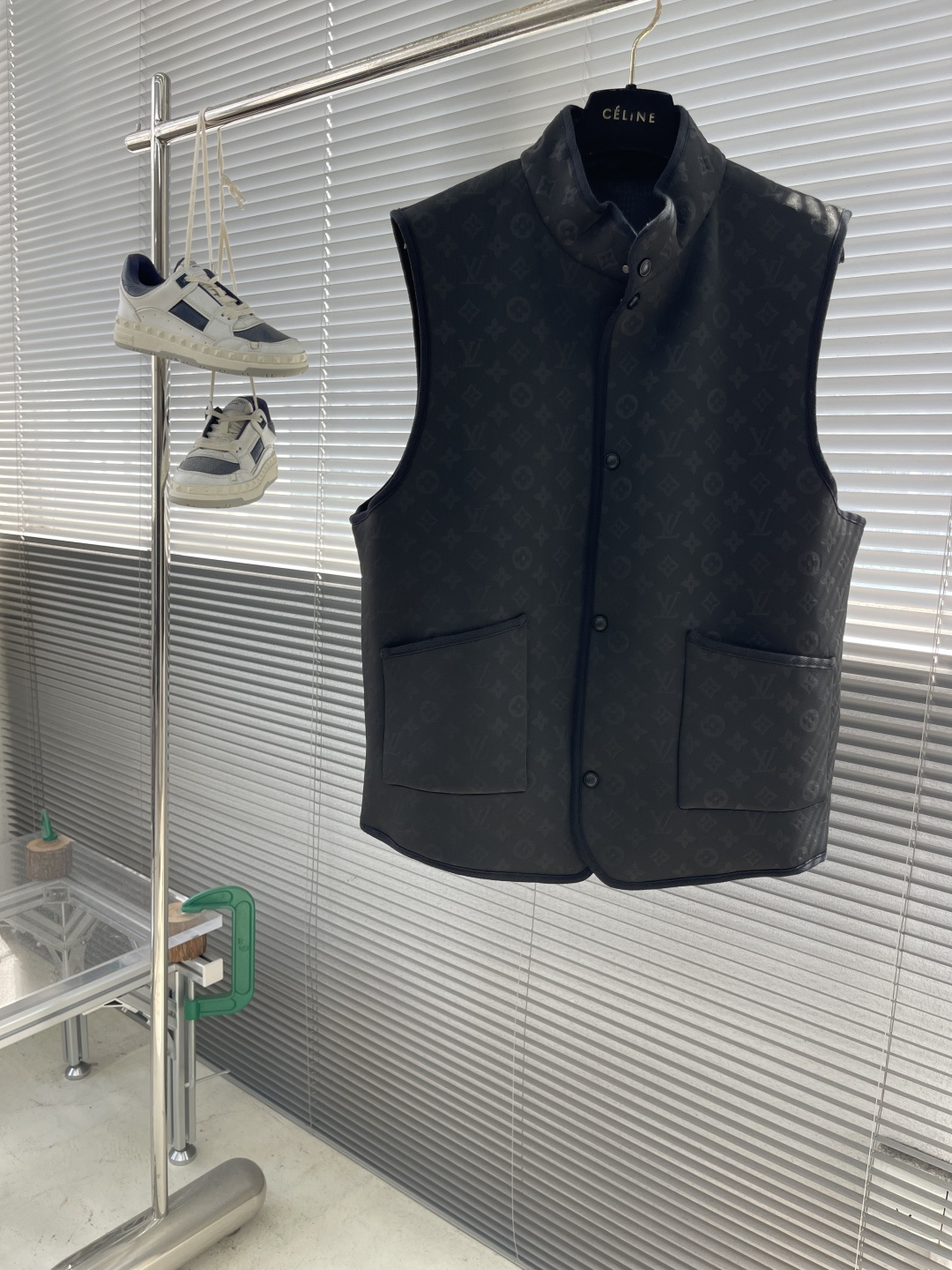 

-驴牌     25ss新款双面背心拥有轻薄衬垫，以 Monogram 绗缝图案和 Damier 提