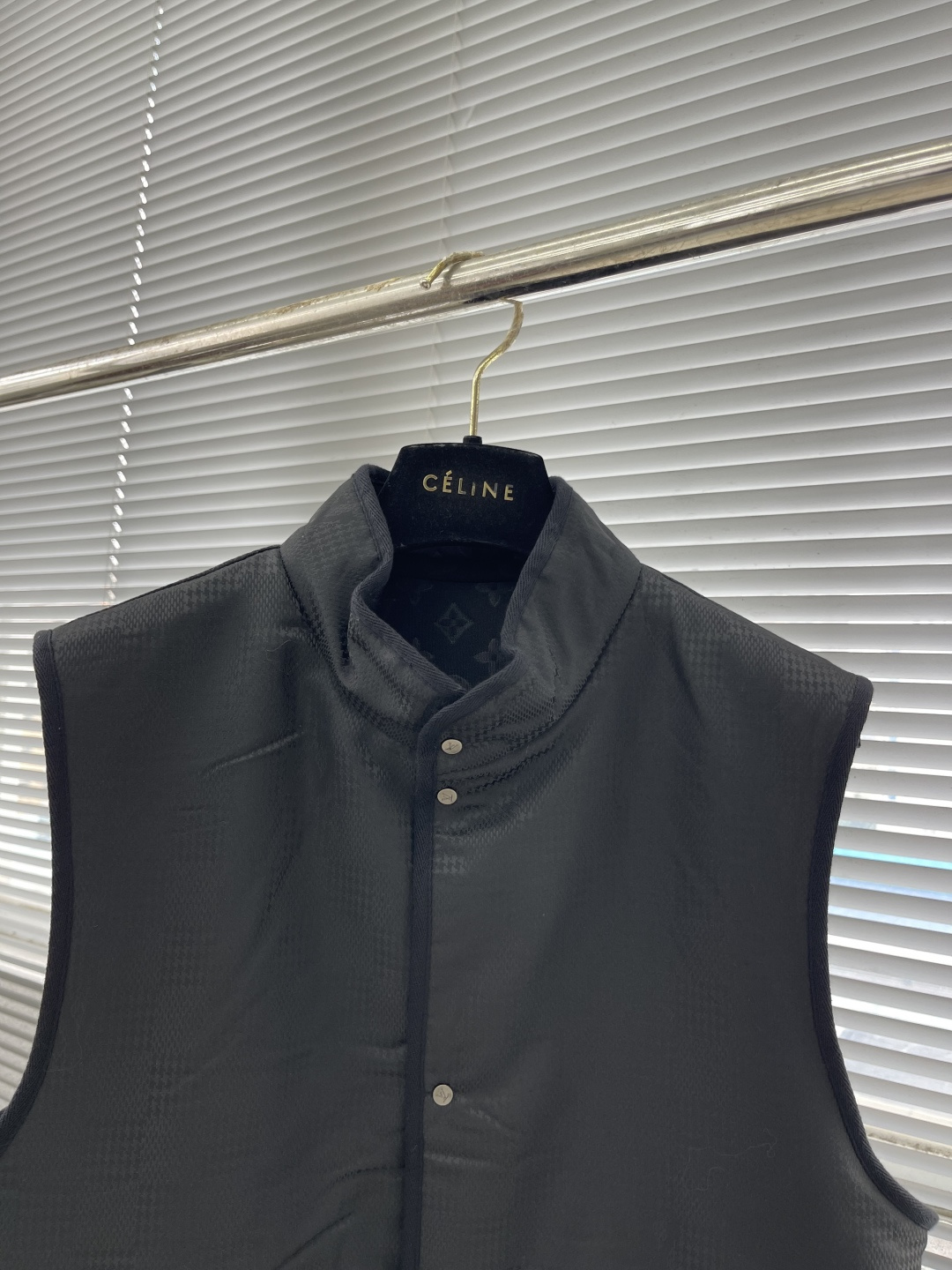 

-驴牌     25ss新款双面背心拥有轻薄衬垫，以 Monogram 绗缝图案和 Damier 提