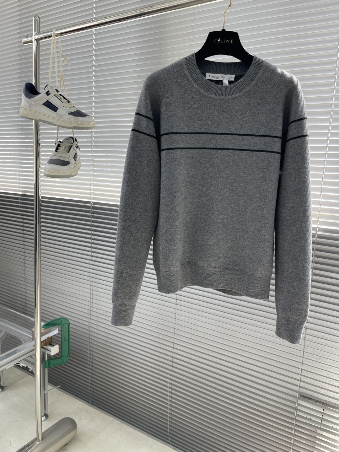 

-Dio     25ss新款双面圆领针织休。采用山羊绒混纺针织面料精心制作，搭配罗纹底边和袖口。一