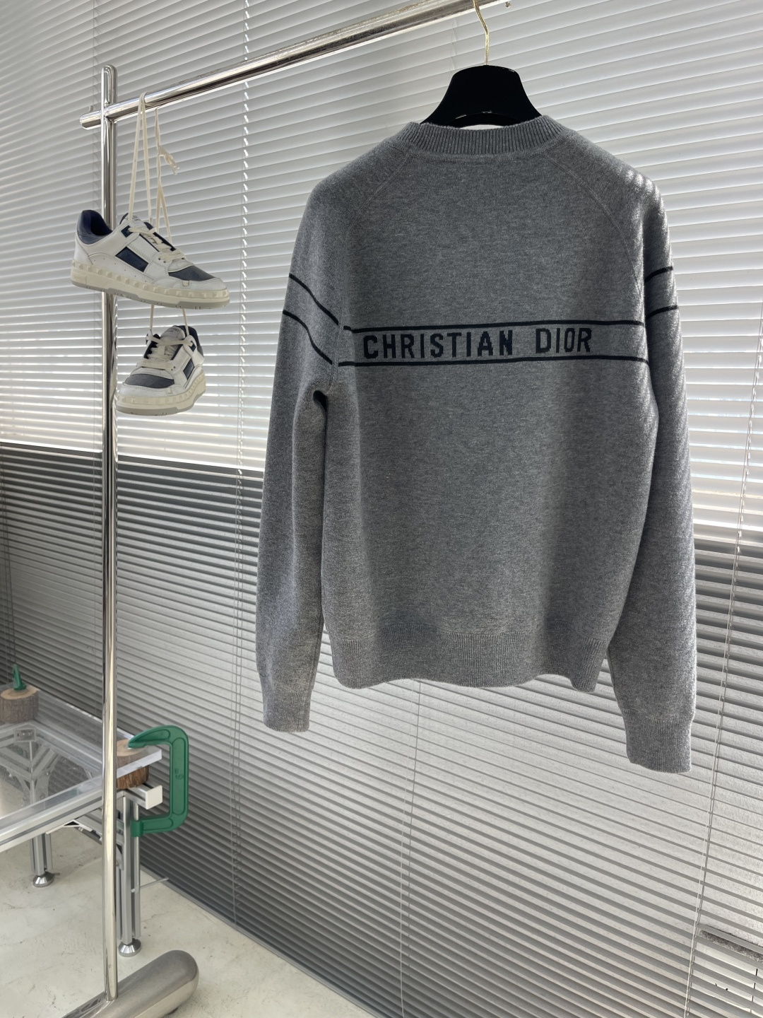 

-Dio     25ss新款双面圆领针织休。采用山羊绒混纺针织面料精心制作，搭配罗纹底边和袖口。一