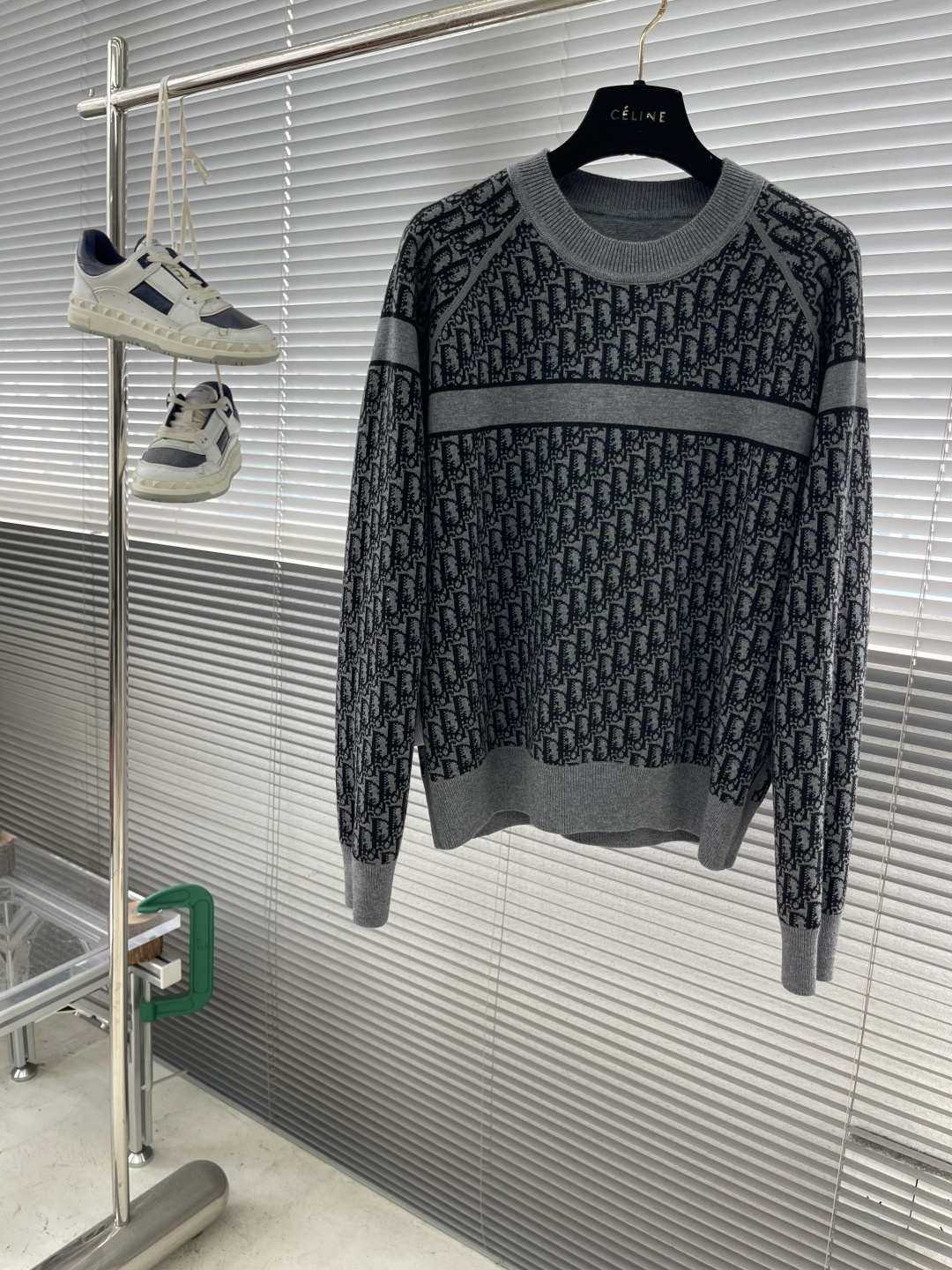 

-Dio     25ss新款双面圆领针织休。采用山羊绒混纺针织面料精心制作，搭配罗纹底边和袖口。一