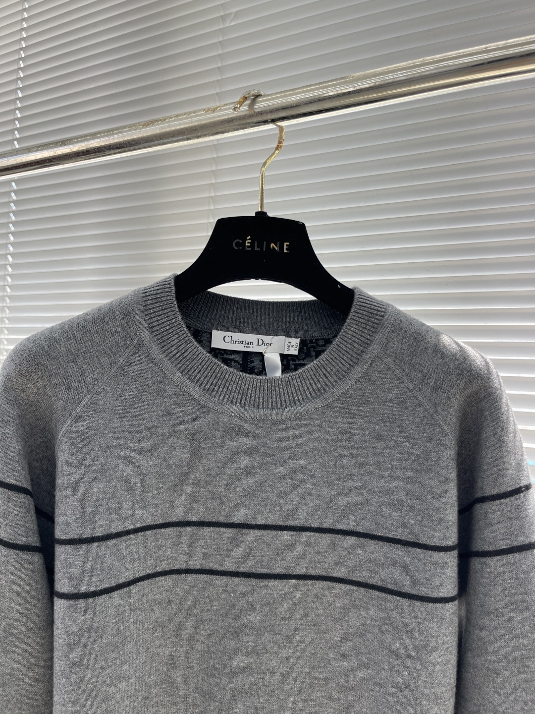 

-Dio     25ss新款双面圆领针织休。采用山羊绒混纺针织面料精心制作，搭配罗纹底边和袖口。一